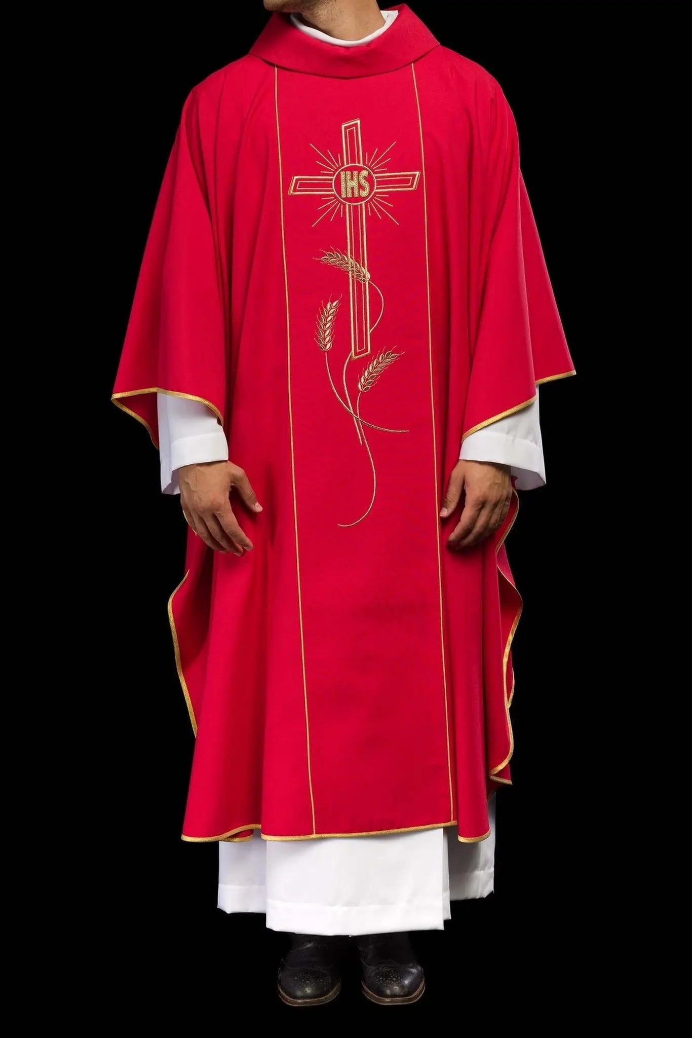 Casulla roja con amplia franja bordada dorada y cruz IHS