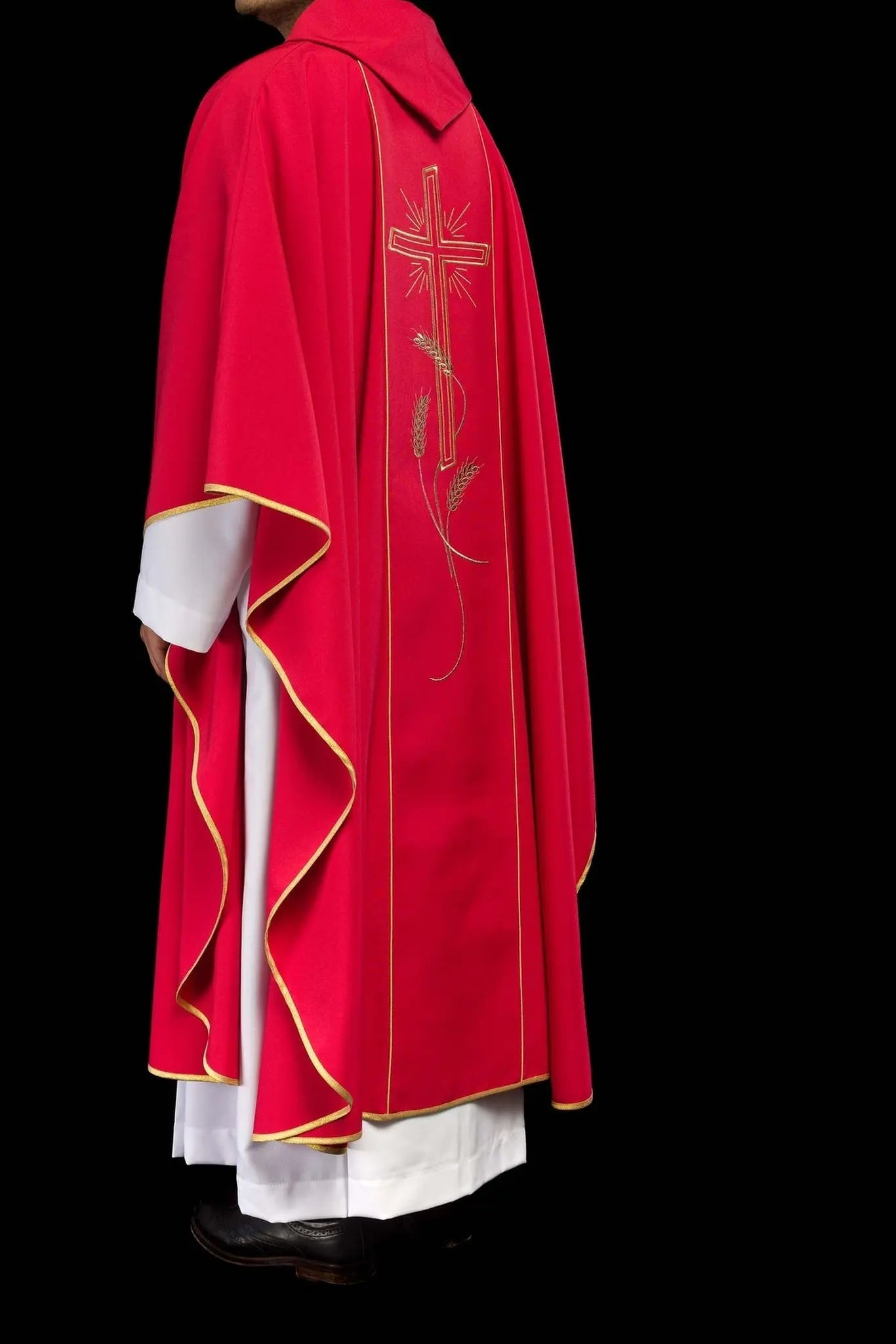 Casulla roja con amplia franja bordada dorada y cruz IHS