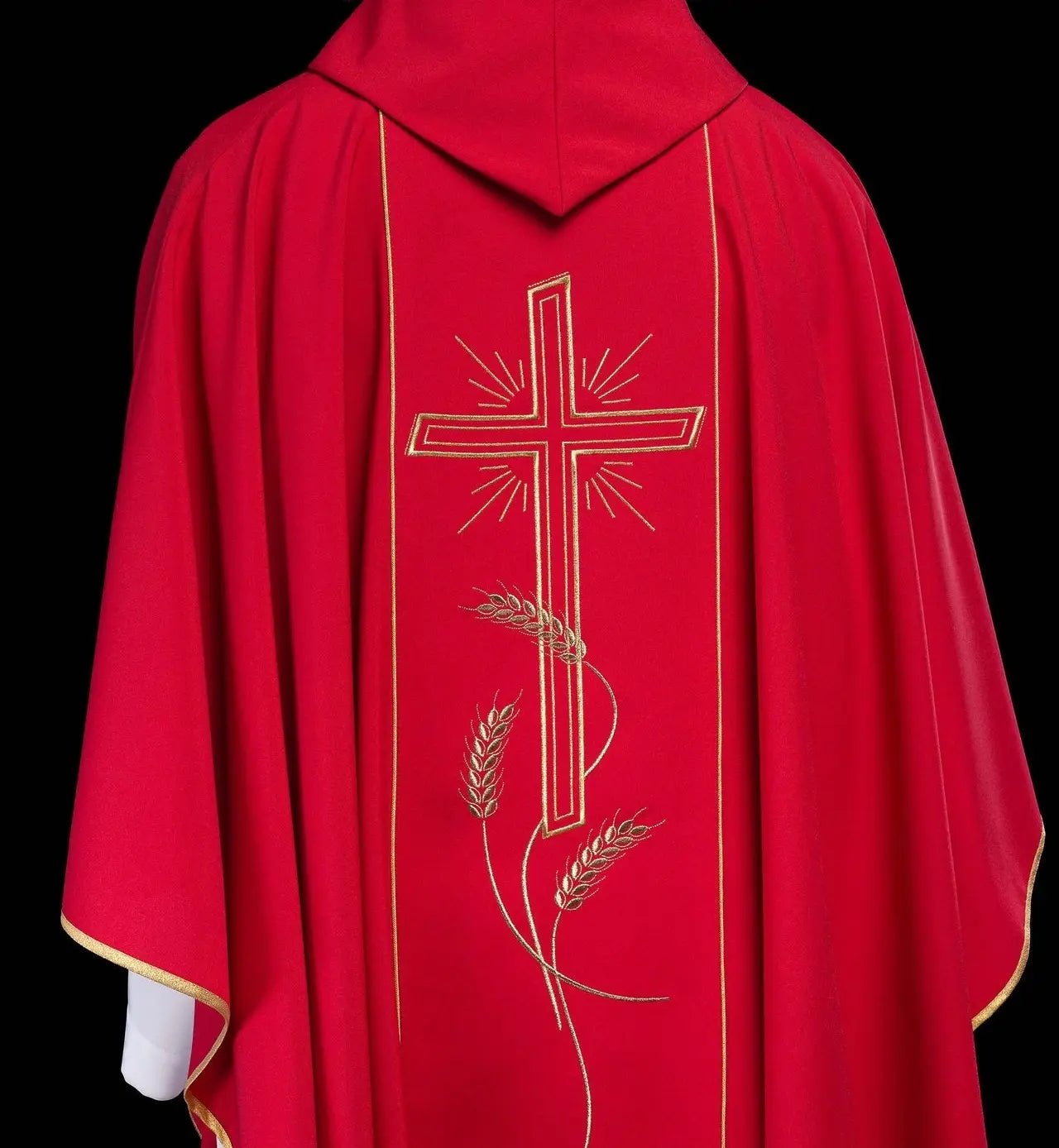 Casulla roja con amplia franja bordada dorada y cruz IHS