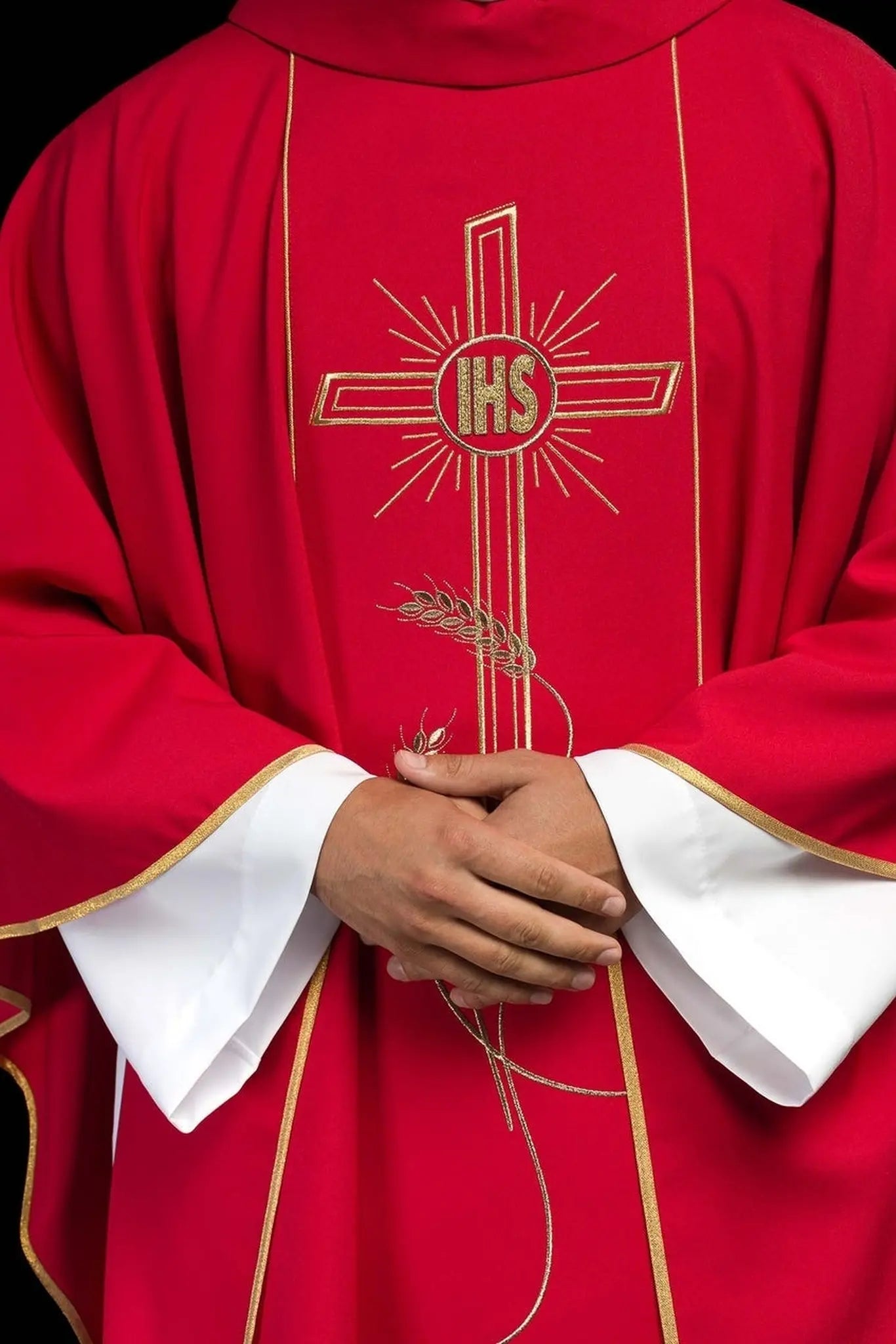 Casulla roja con amplia franja bordada dorada y cruz IHS