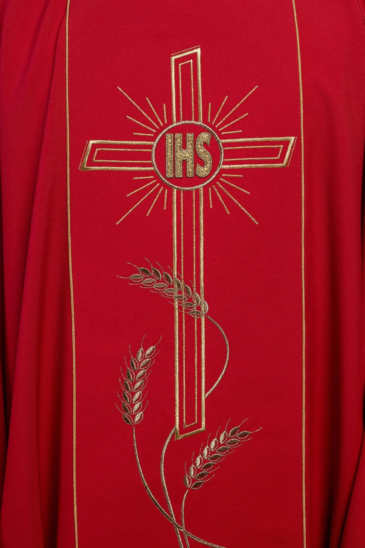 Casulla roja con amplia franja bordada dorada y cruz IHS