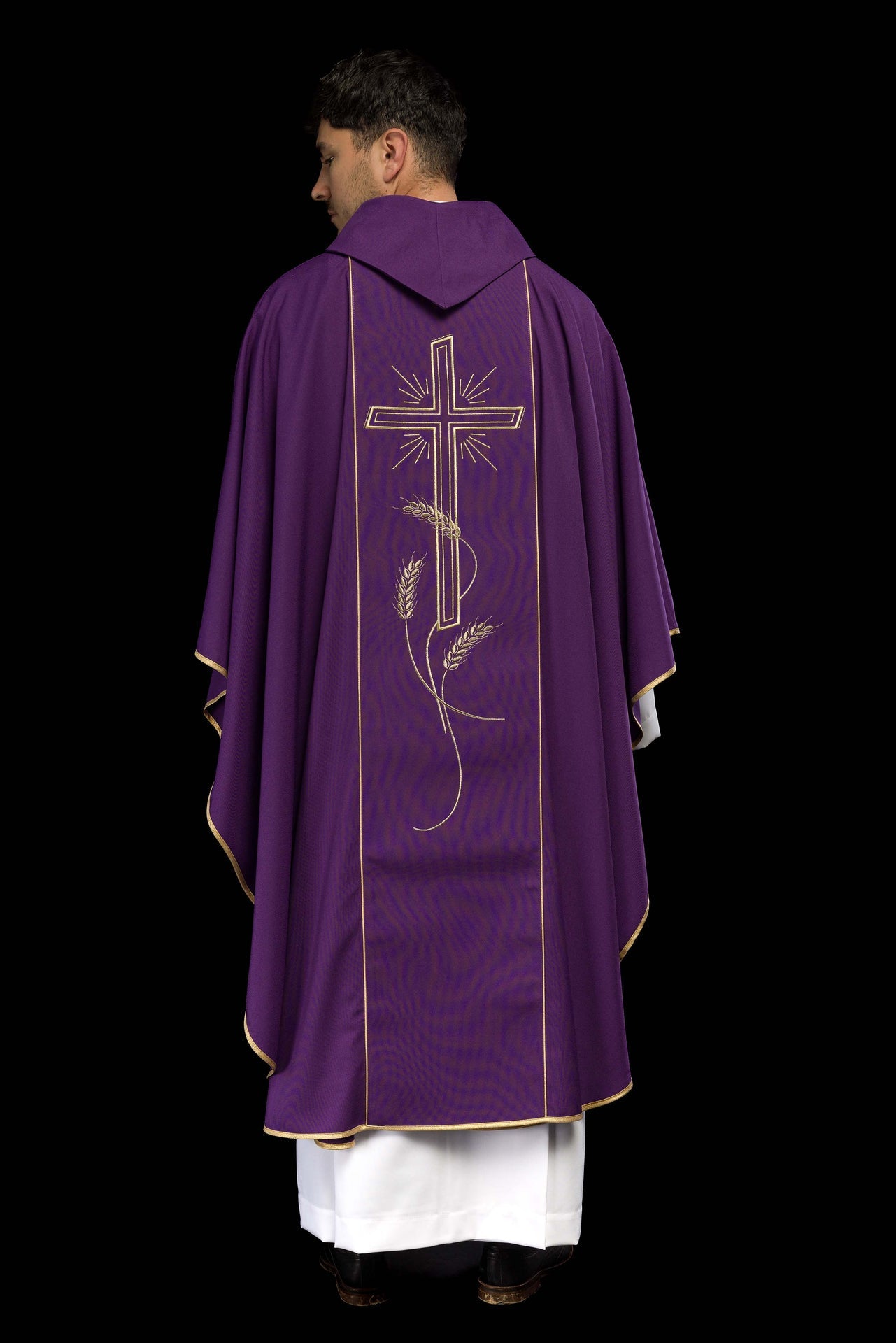 Fioletowy ornat z szerokim haftowanym złotym pasem Krzyż IHS - ORNATY.PL