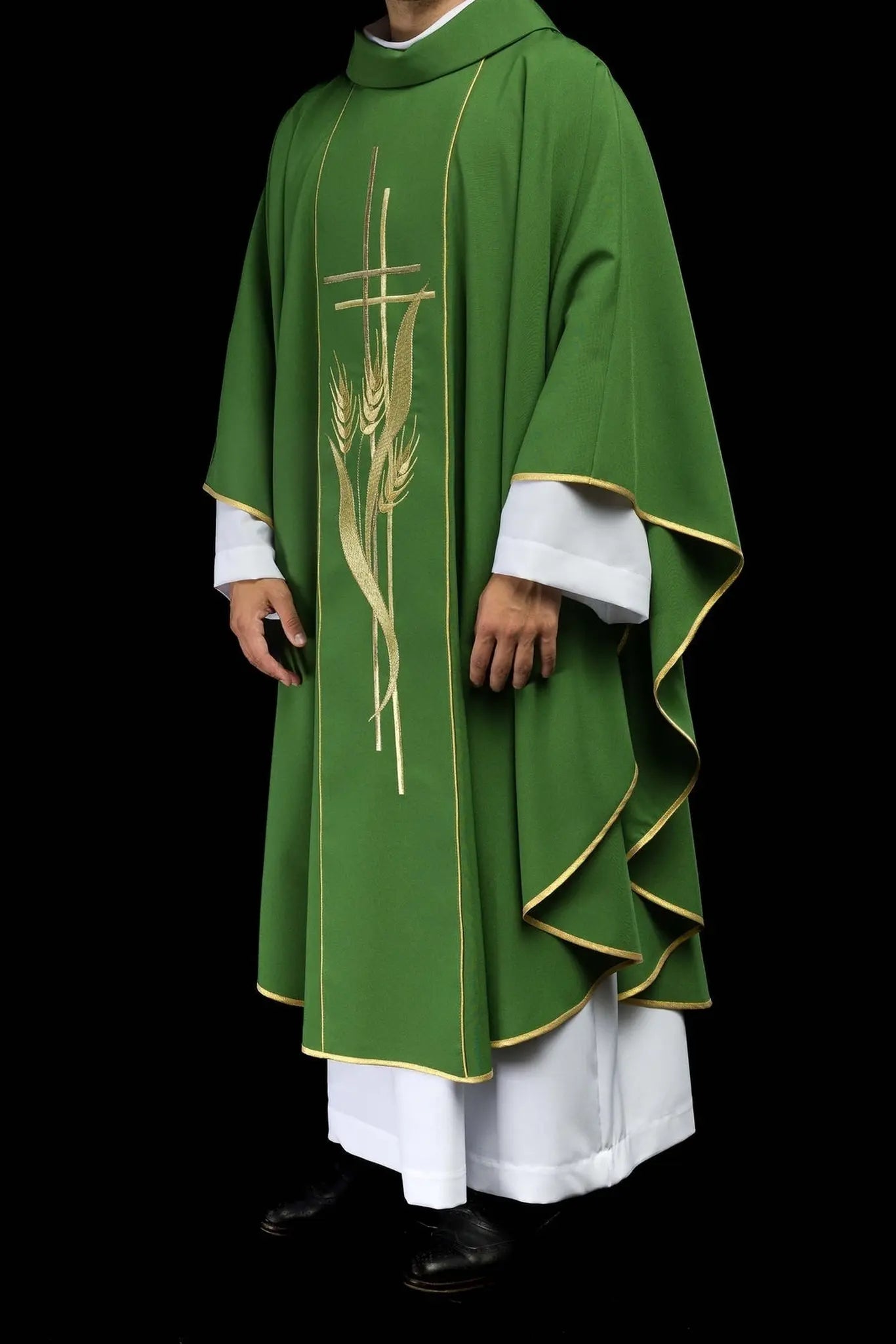 Casulla verde bordada con motivos de cruz y espigas