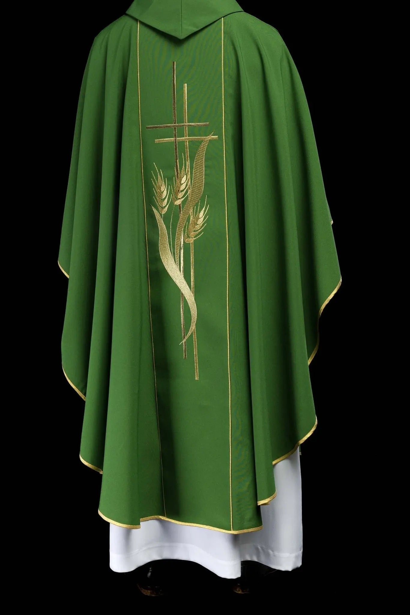 Casulla verde bordada con motivos de cruz y espigas