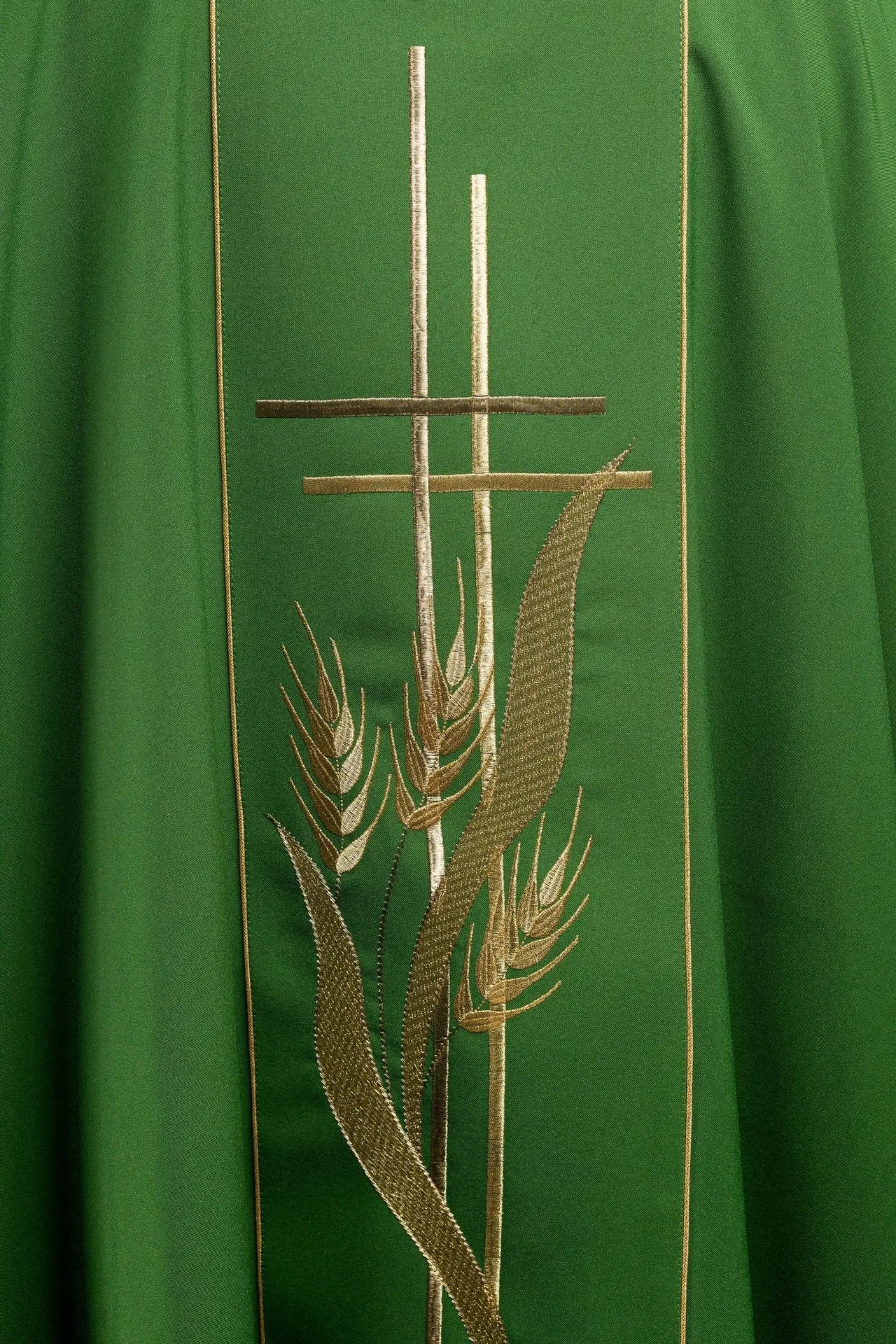 Casulla verde bordada con motivos de cruz y espigas