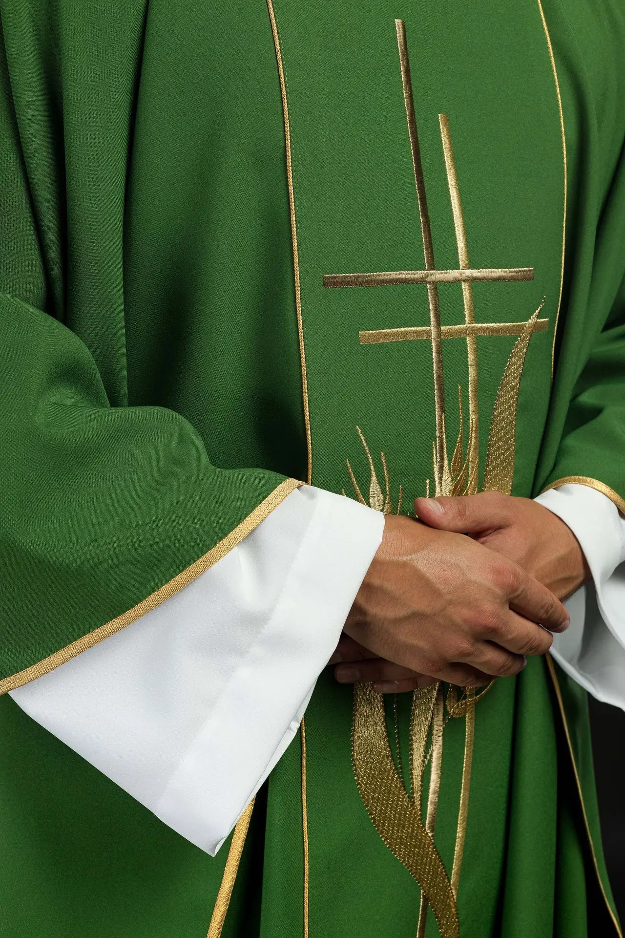 Casulla verde bordada con motivos de cruz y espigas