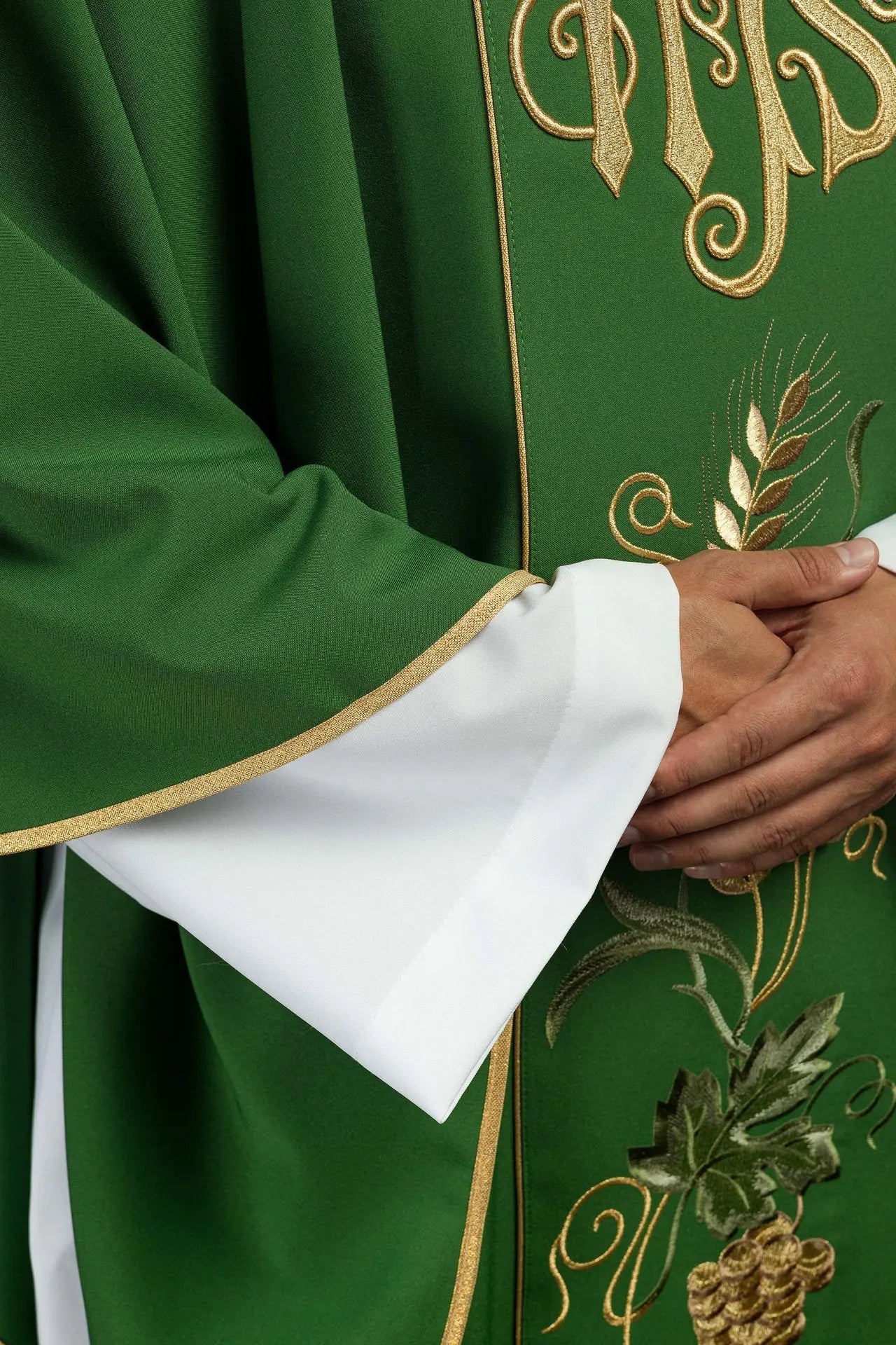 Casulla verde con cinturón bordado con IHS, orejas y uvas