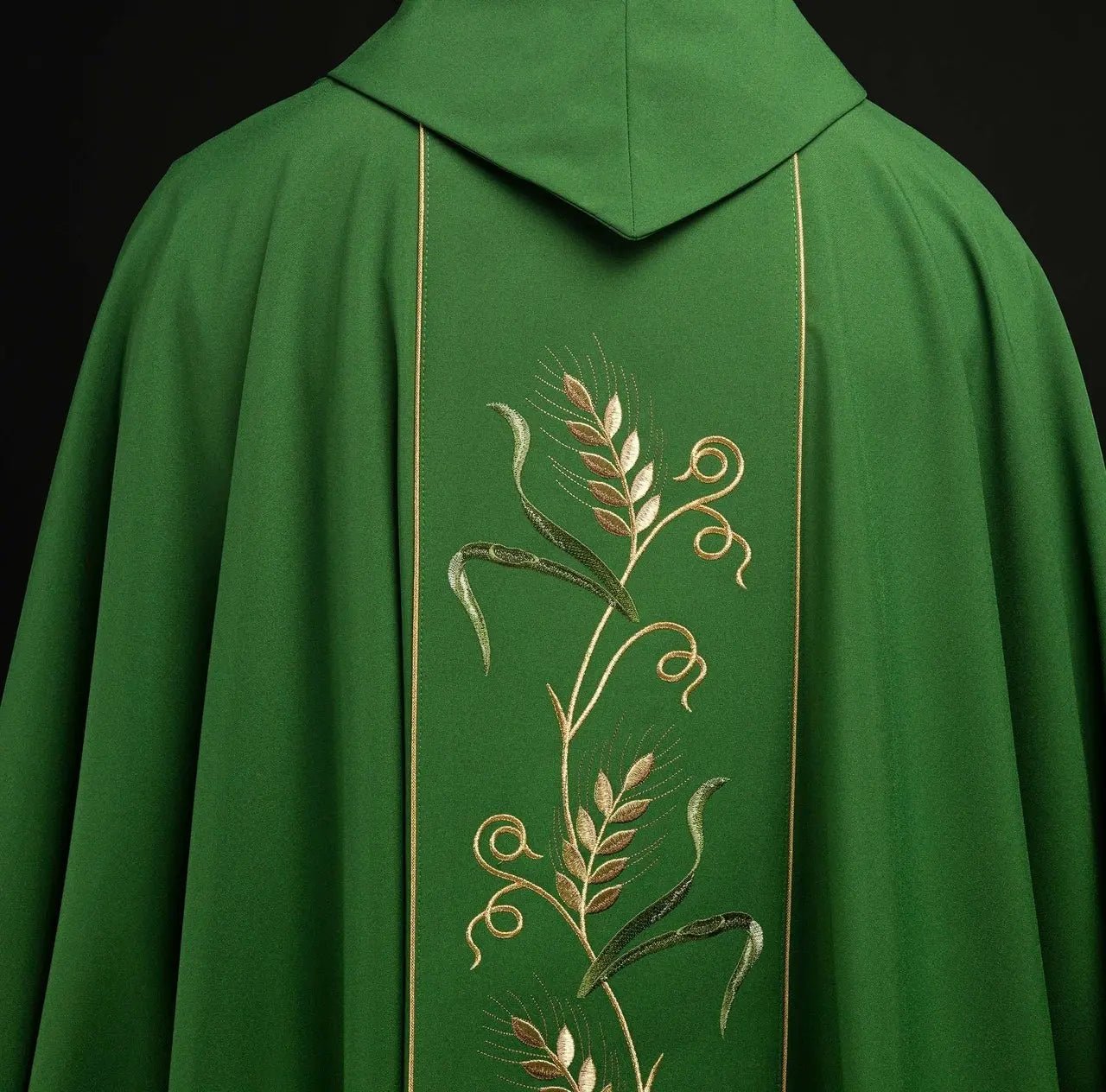 Casulla verde con cinturón bordado con IHS, orejas y uvas