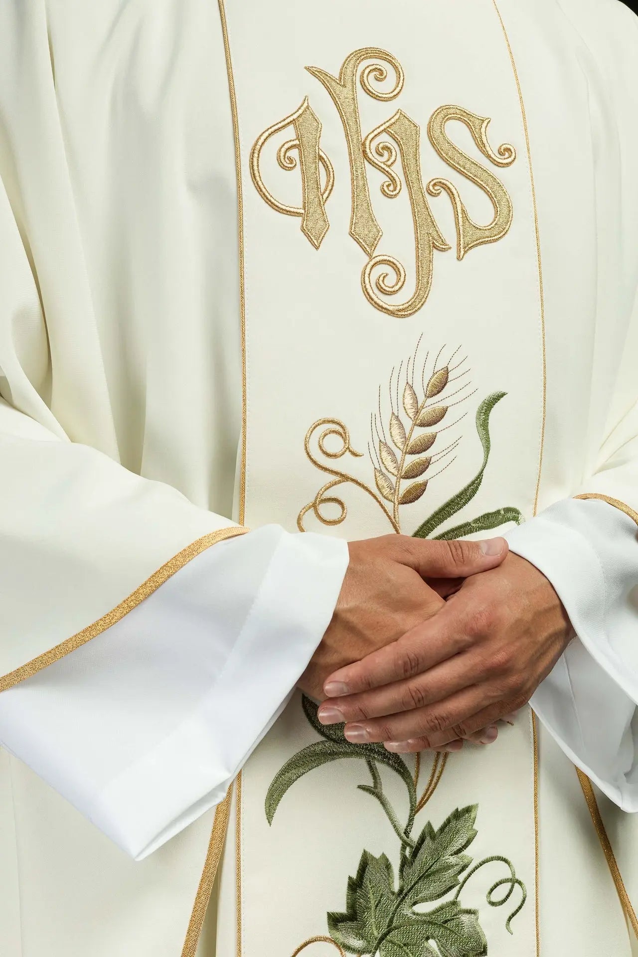 Belt chasuble embroidered with IHS symbol, ears and grapes ecru