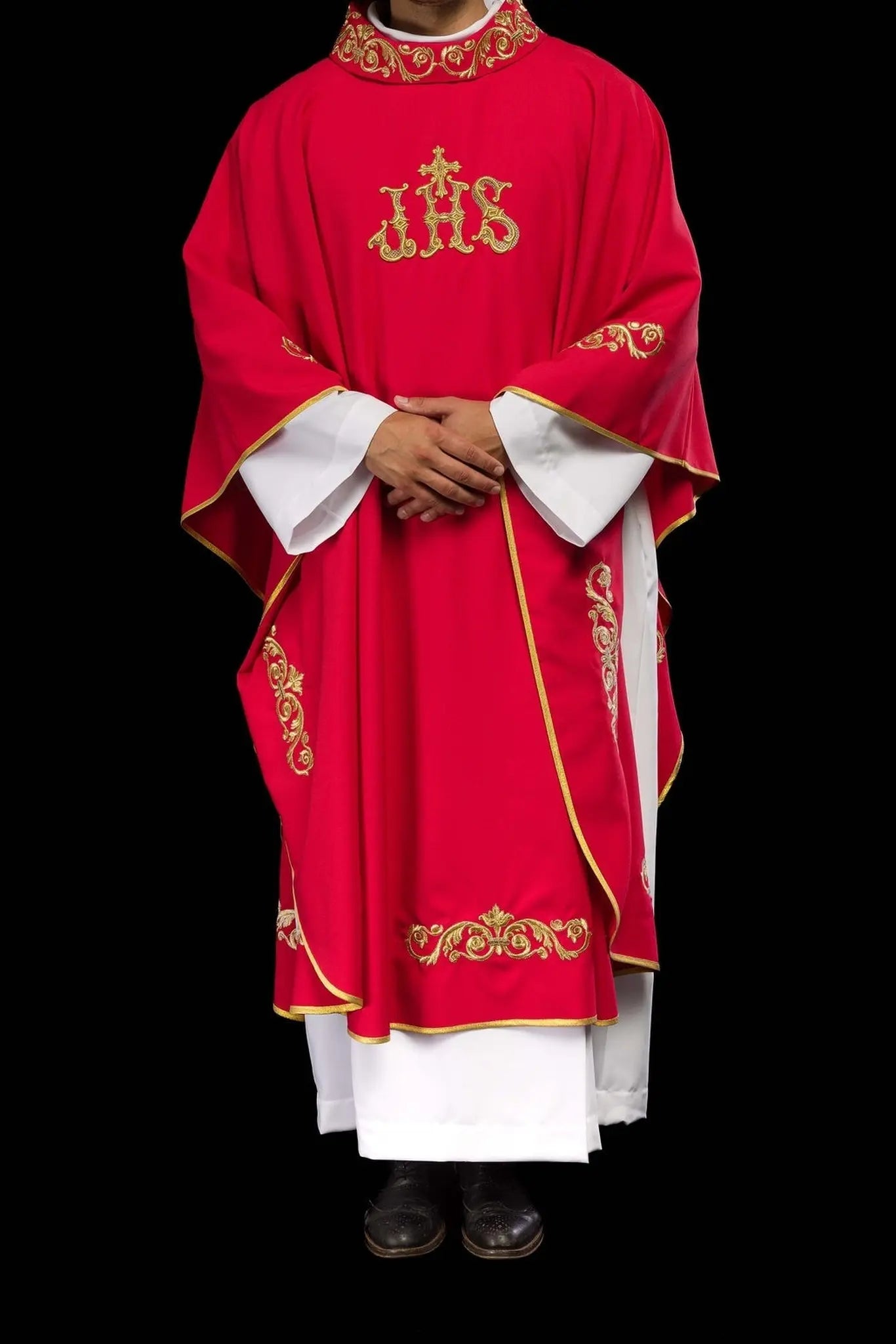Casulla roja con bordado dorado IHS y adorno decorativo