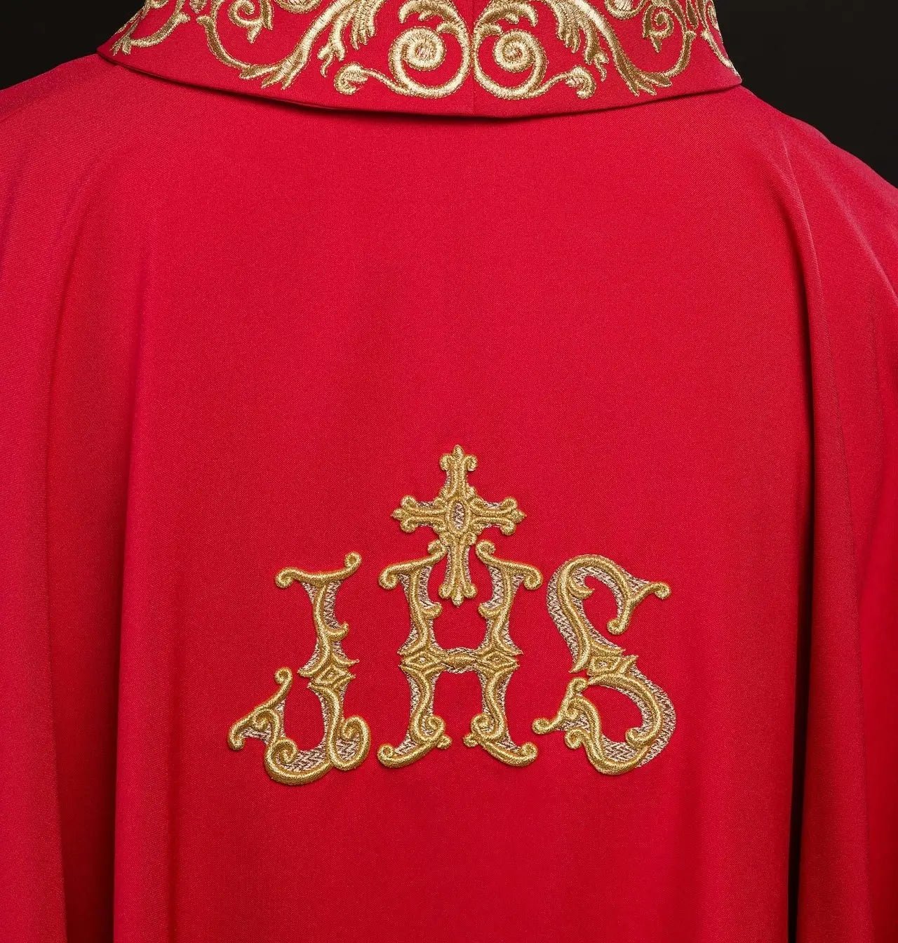 Casulla roja con bordado dorado IHS y adorno decorativo
