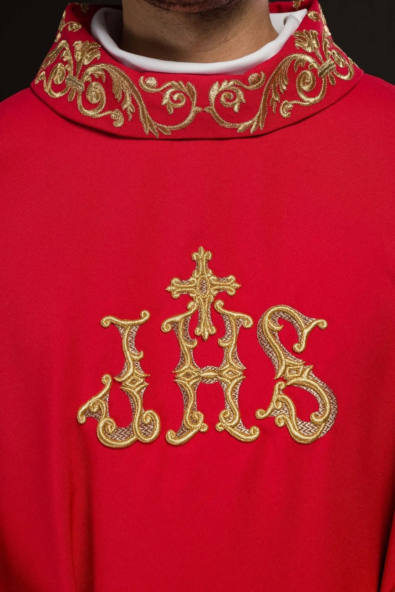 Casulla roja con bordado dorado IHS y adorno decorativo