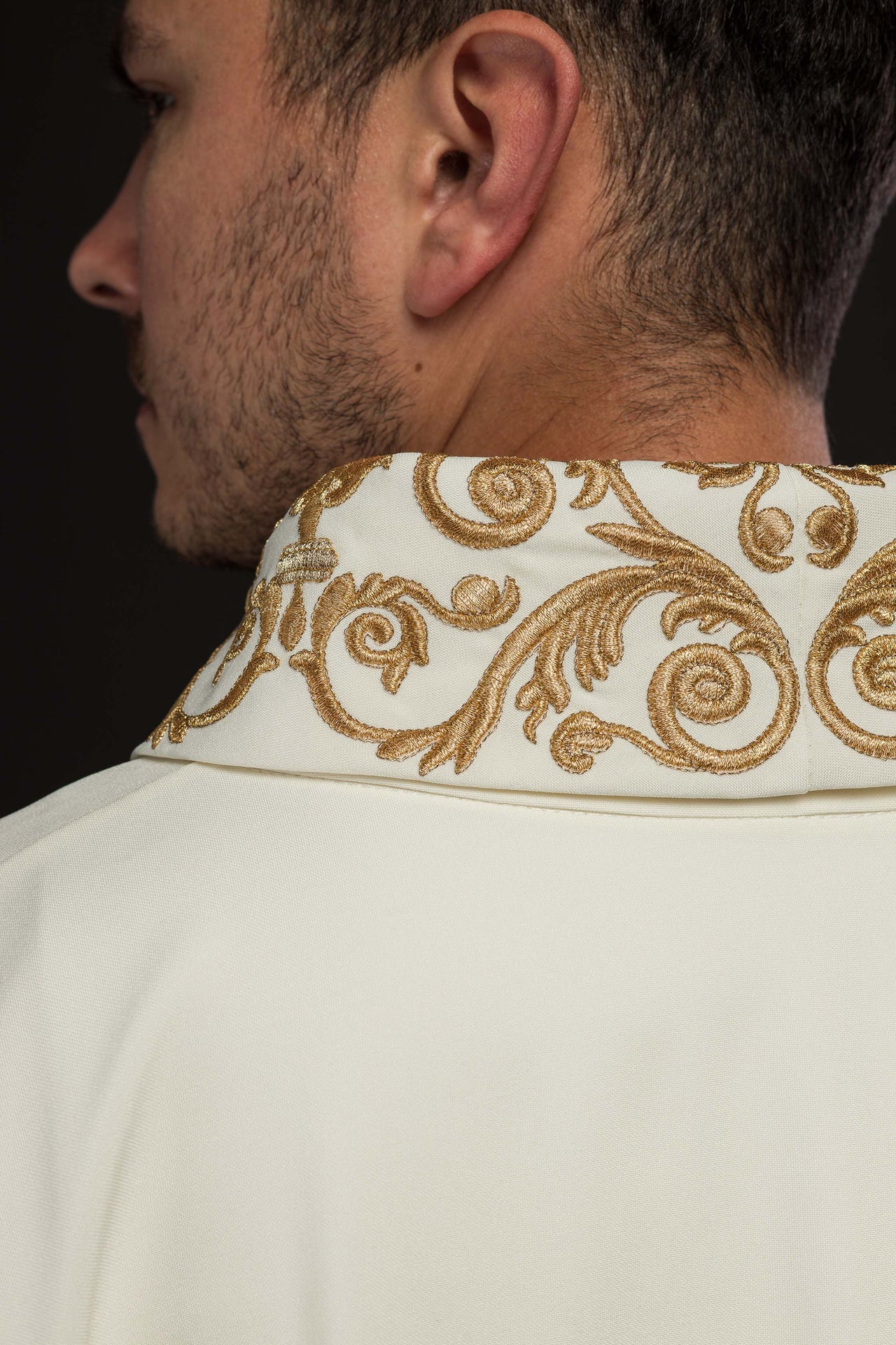 Ornat z zdobionym wykończeniem i motywem IHS - ORNATY.PL