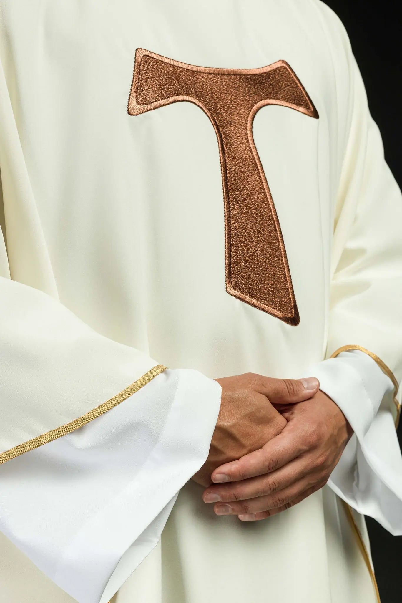 Casulla litúrgica con cruz franciscana