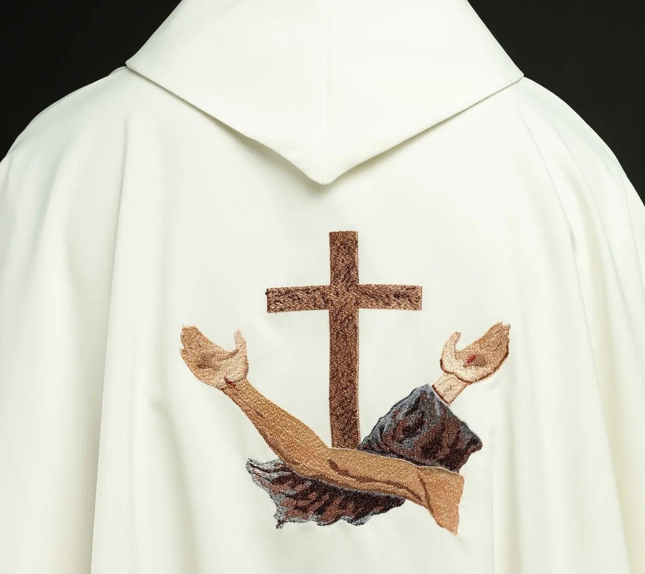 Casulla litúrgica con cruz franciscana
