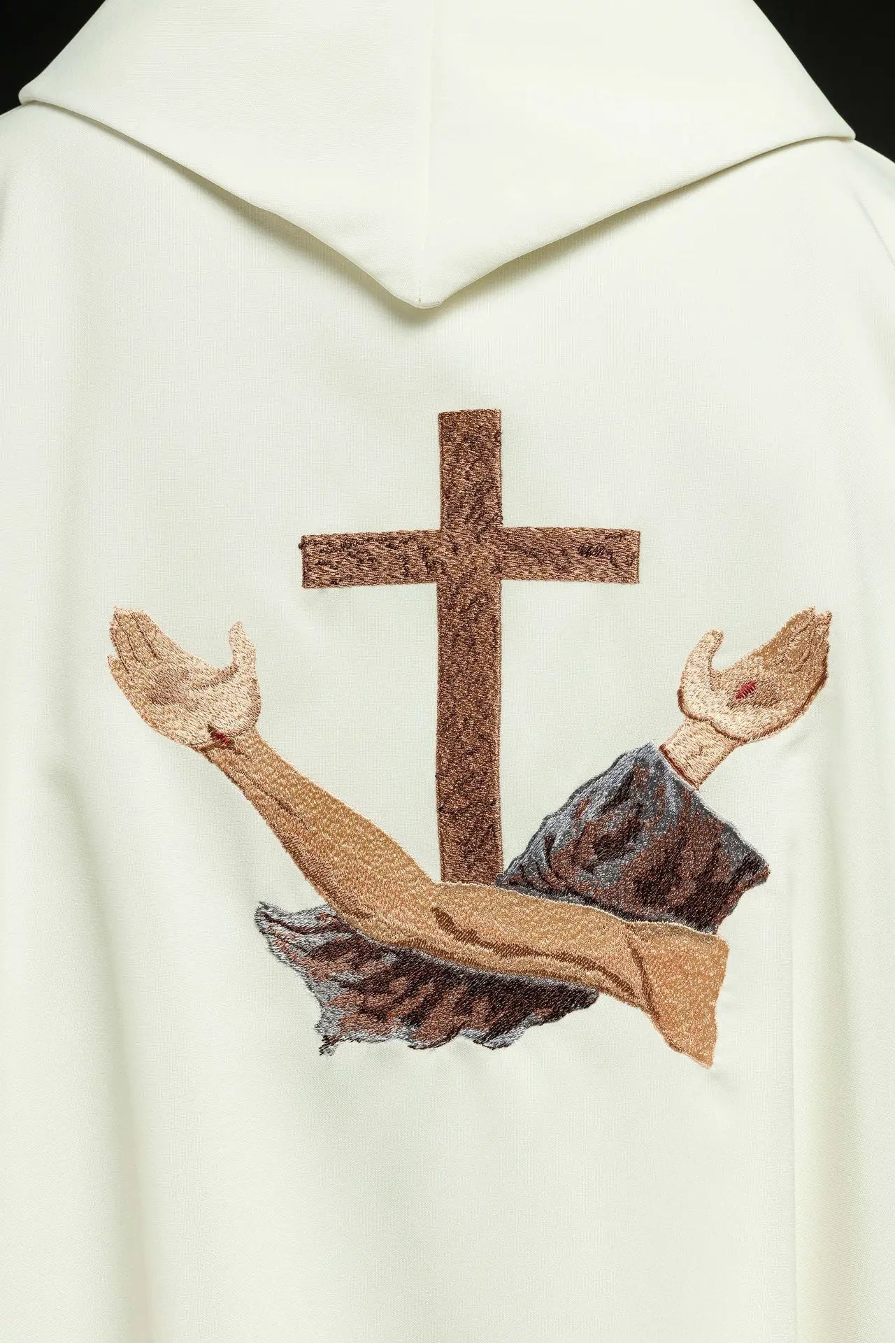 Casulla litúrgica con cruz franciscana