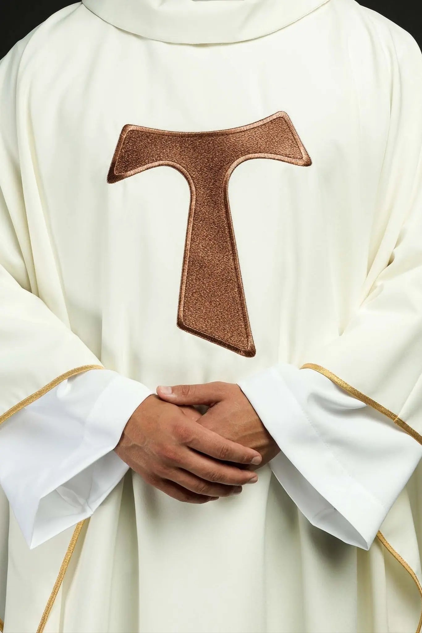 Casulla litúrgica con cruz franciscana