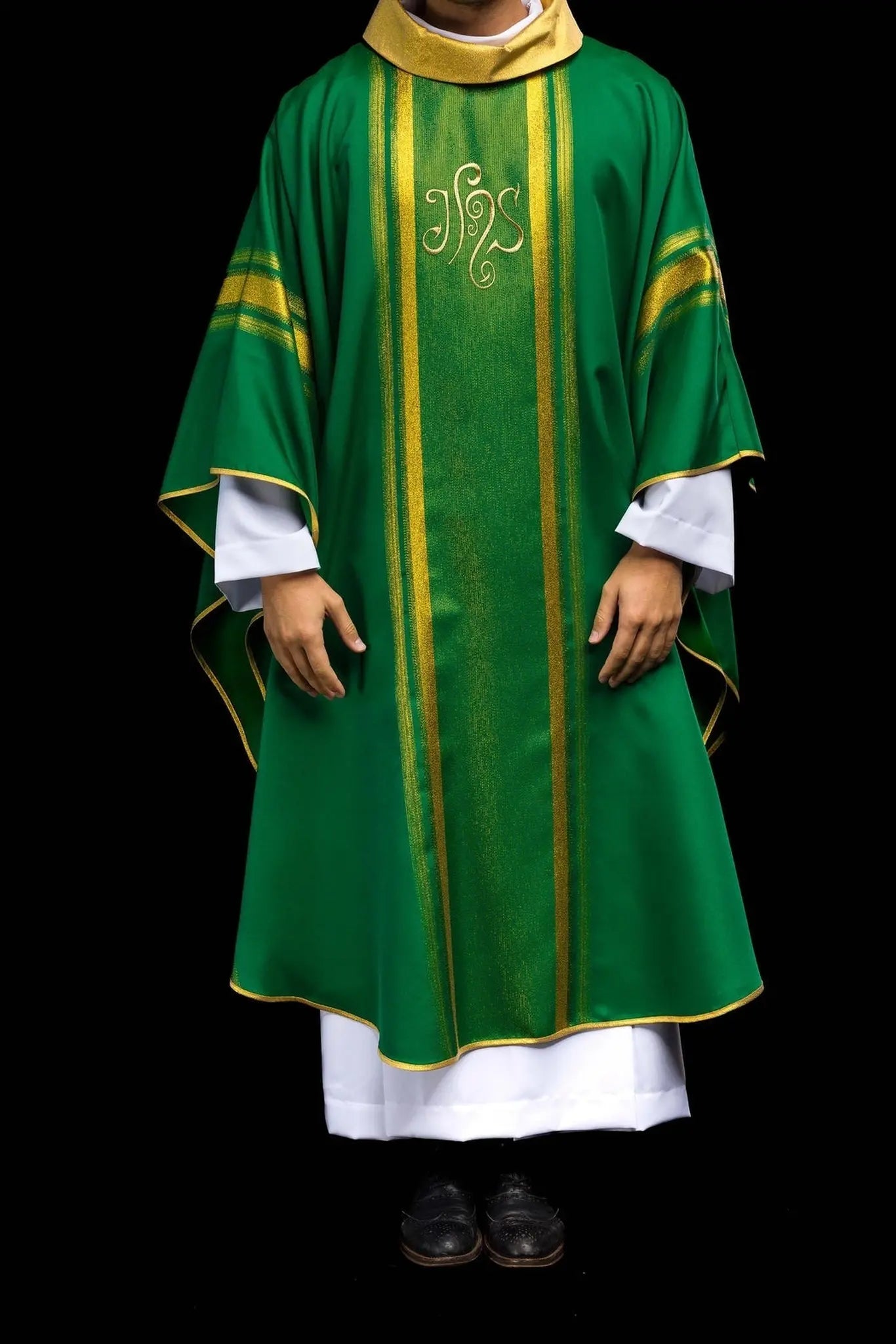 Casulla verde bordada con diseño IHS con dorado