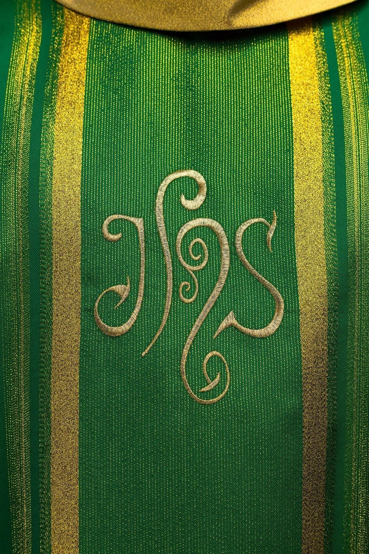 Casulla verde bordada con diseño IHS con dorado
