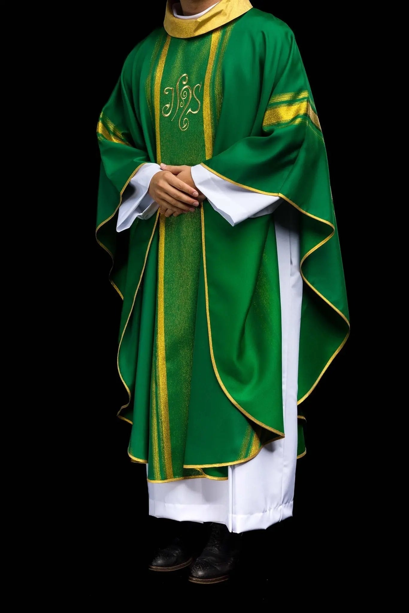 Casulla verde bordada con diseño IHS con dorado