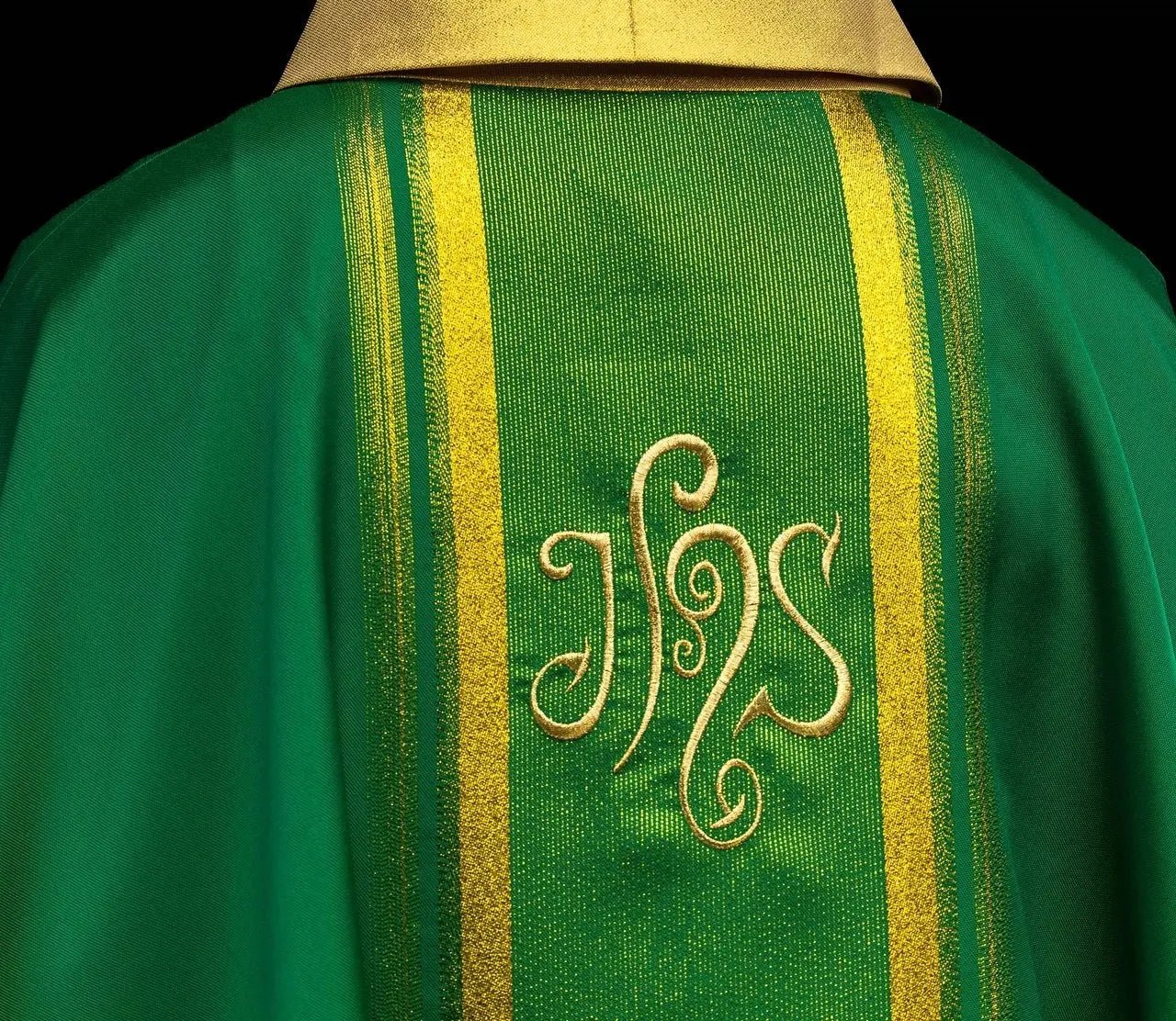 Casulla verde bordada con diseño IHS con dorado