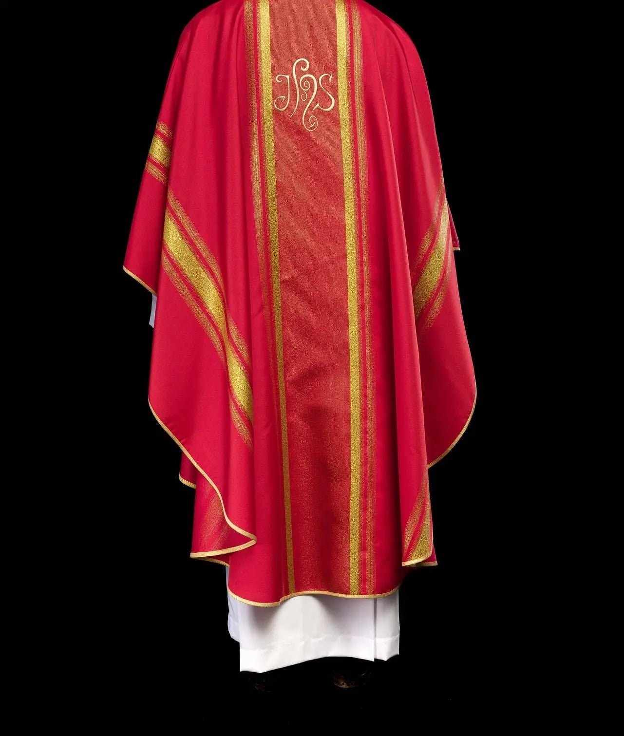 Casulla roja bordada con diseño IHS con dorado