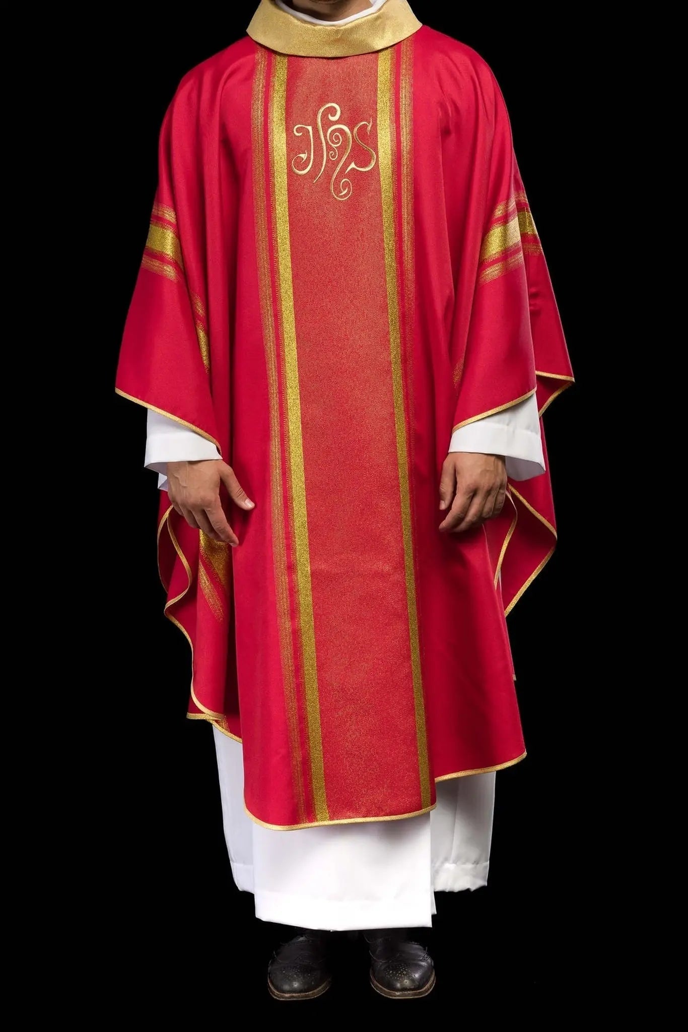 Casulla roja bordada con diseño IHS con dorado