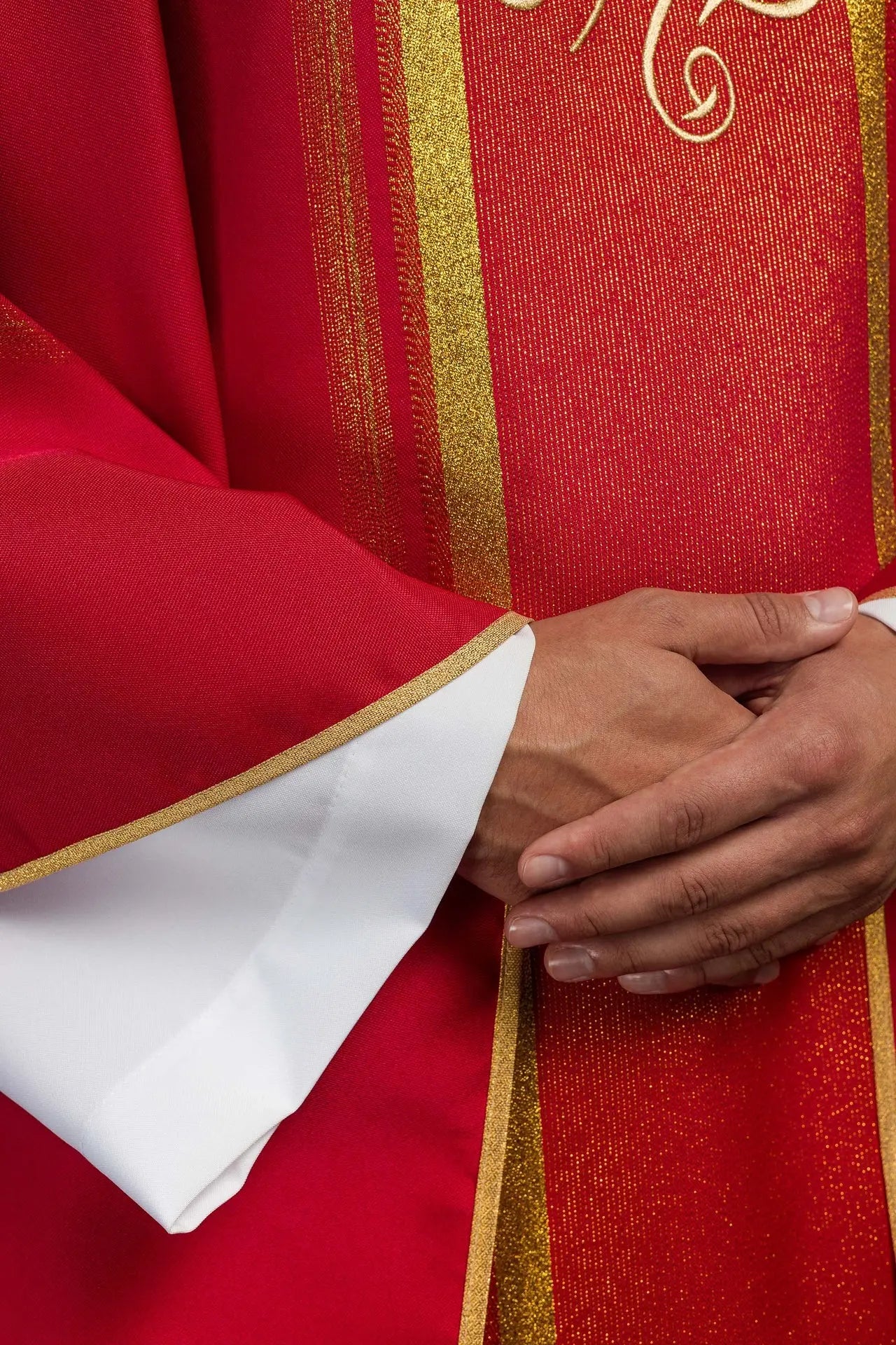 Casulla roja bordada con diseño IHS con dorado