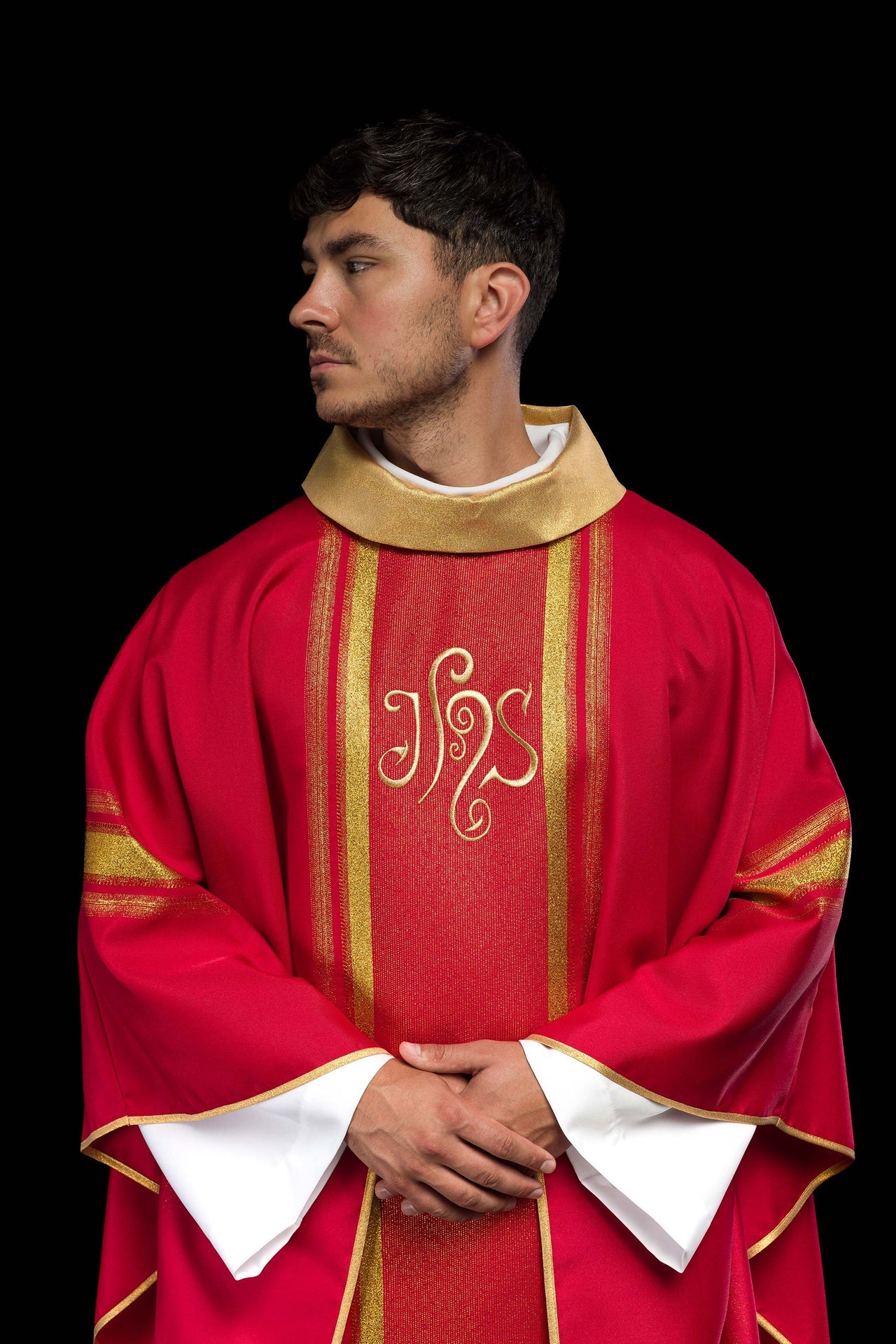 Czerwony ornat haftowany z wzorem IHS ze złoceniami - ORNATY.PL