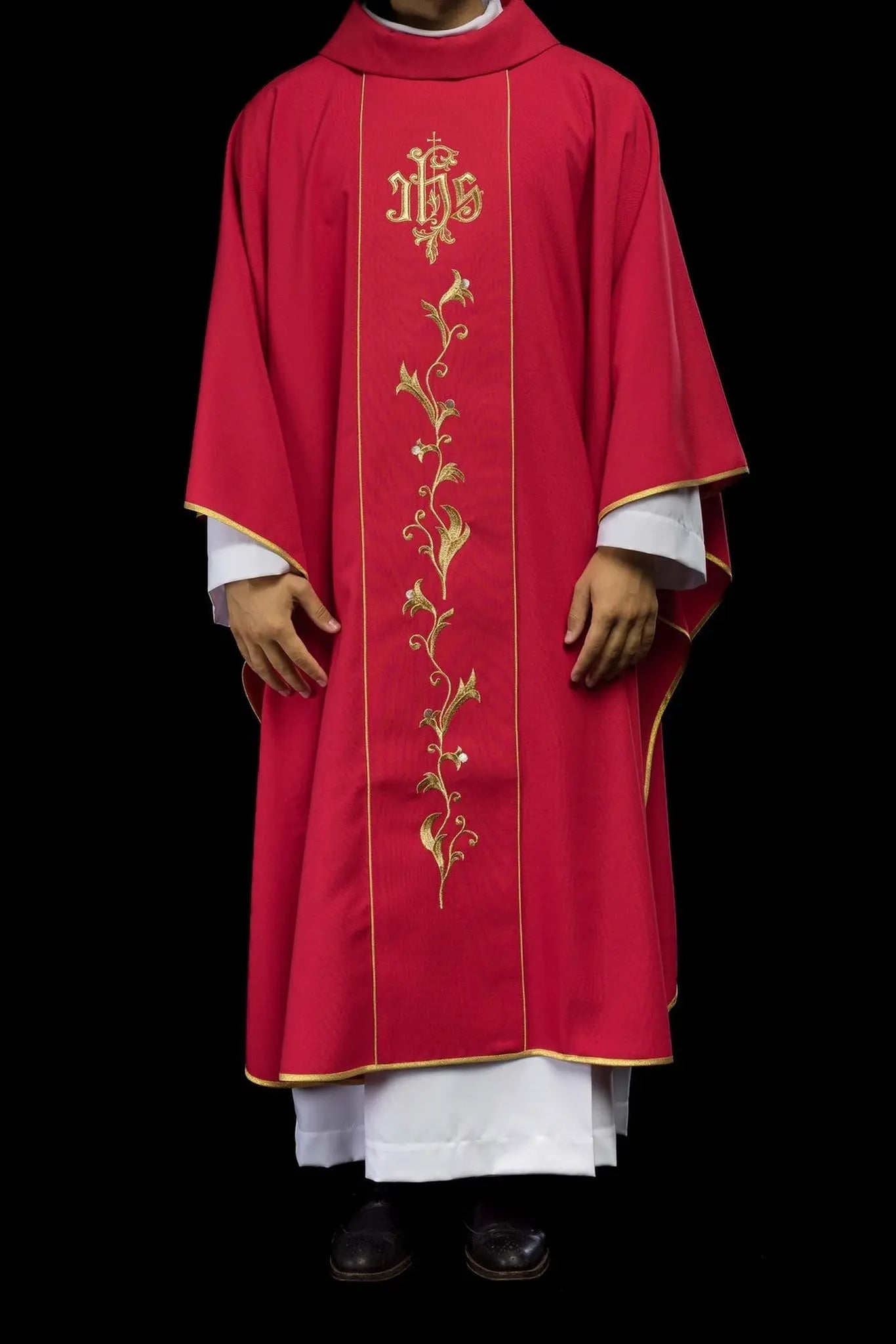 Casulla roja bordada con IHS y ornamentos