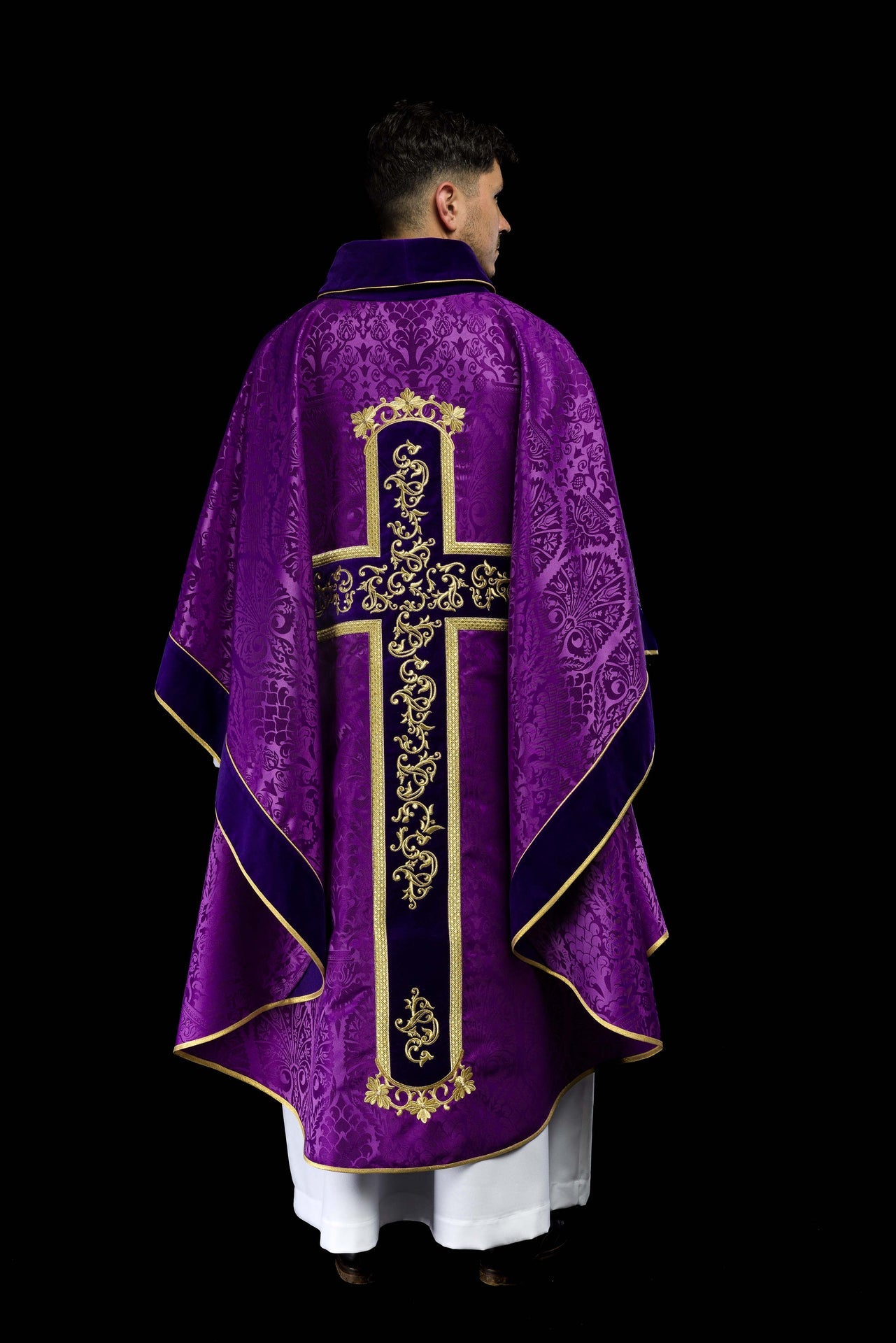 Fioletowy ornat haftowany z wzorem Jezusa Chrystusa - ORNATY.PL