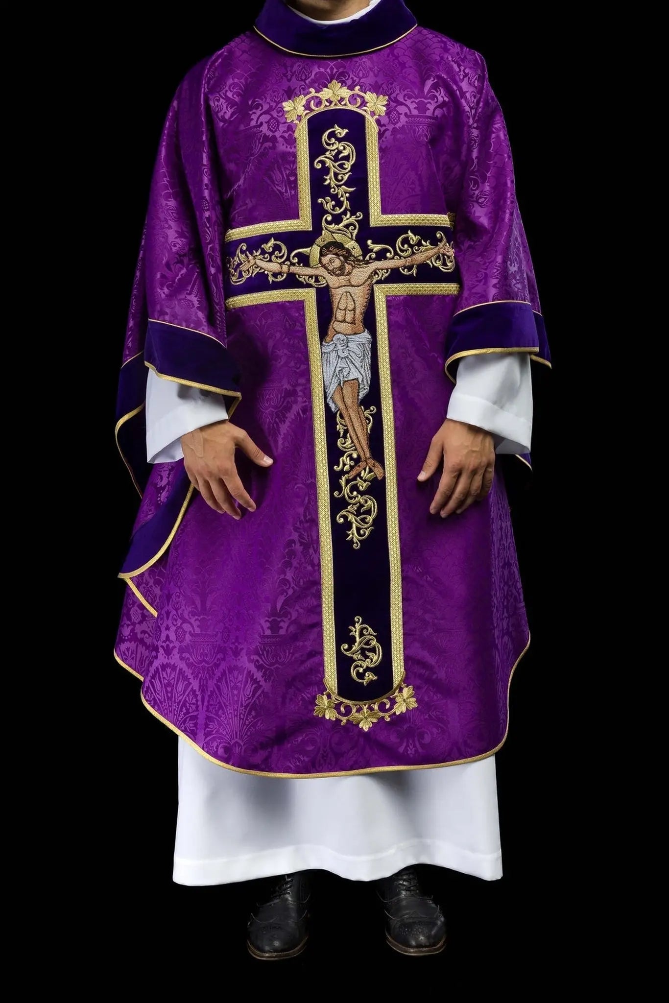 Casulla púrpura bordada con patrón de Jesucristo