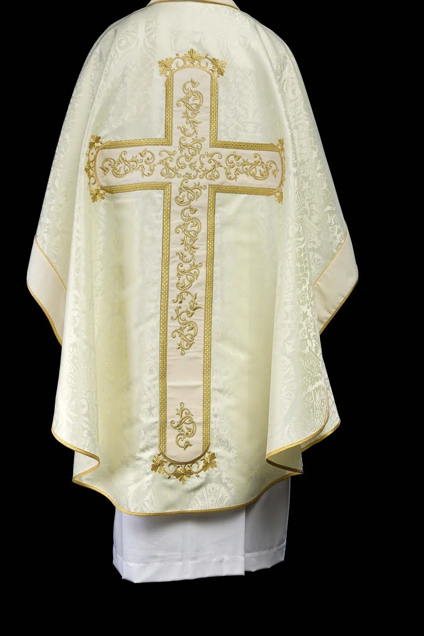 Casulla con la imagen de Jesucristo en la cruz en ecru