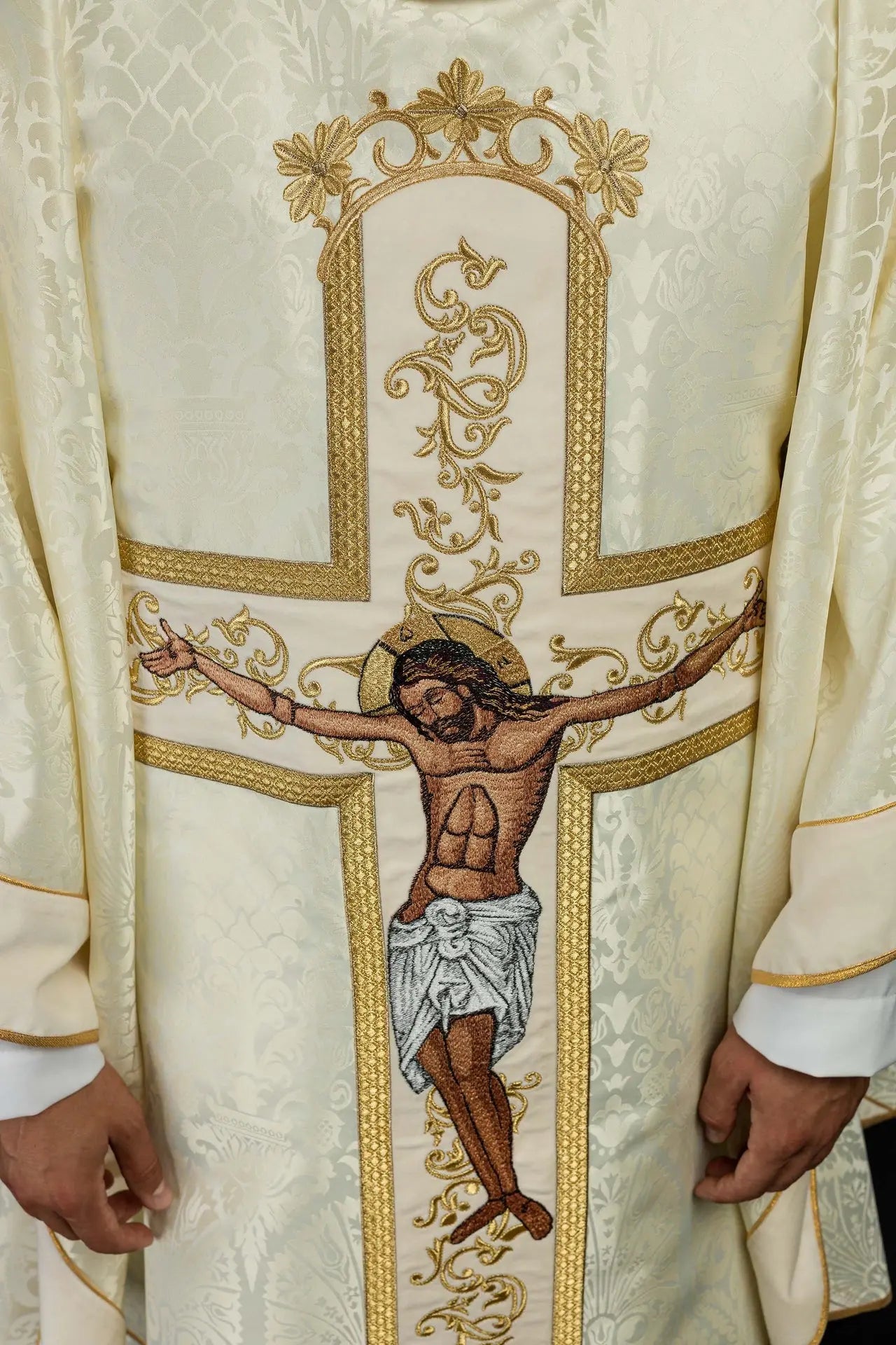 Casulla con la imagen de Jesucristo en la cruz en ecru