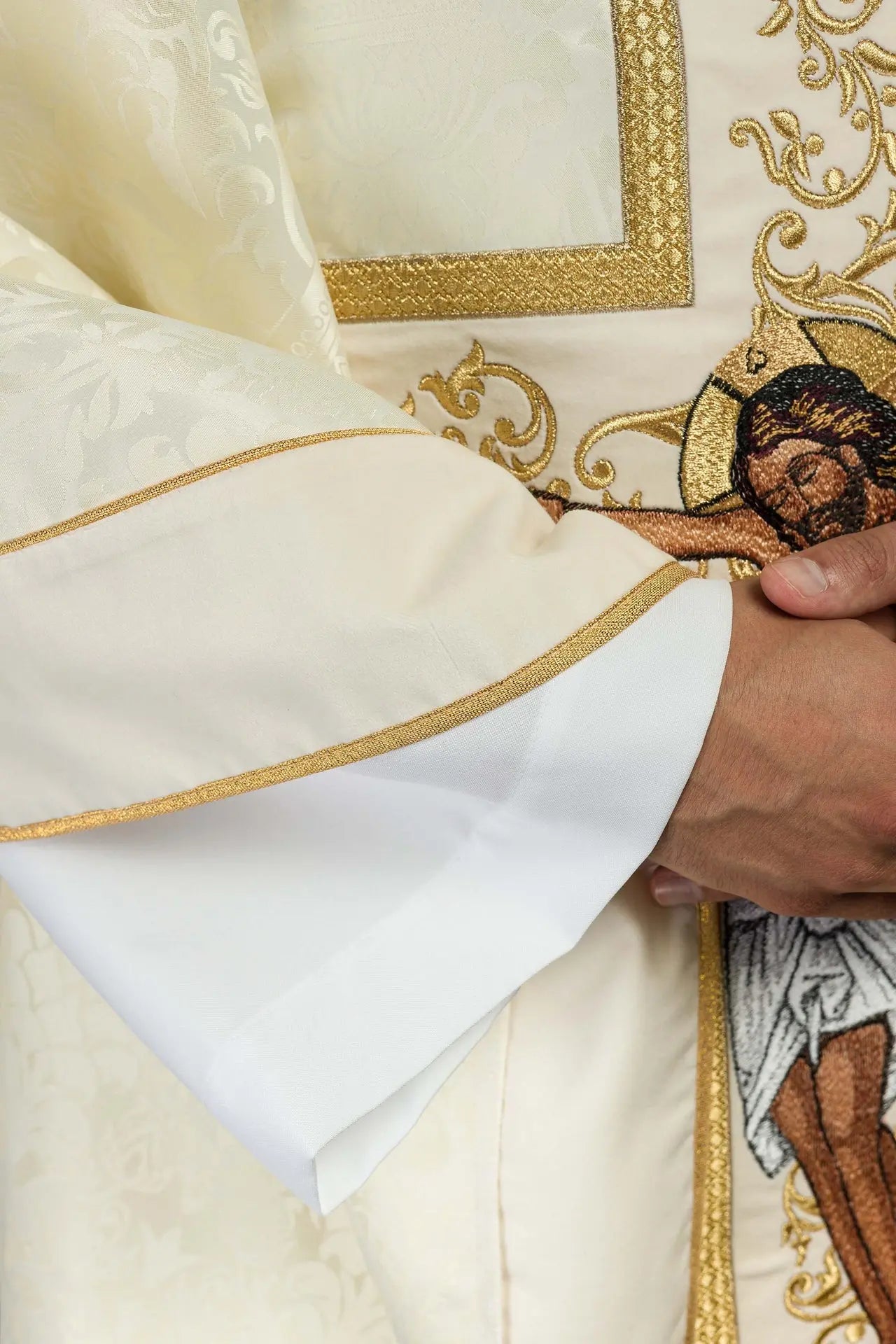 Casulla con la imagen de Jesucristo en la cruz en ecru