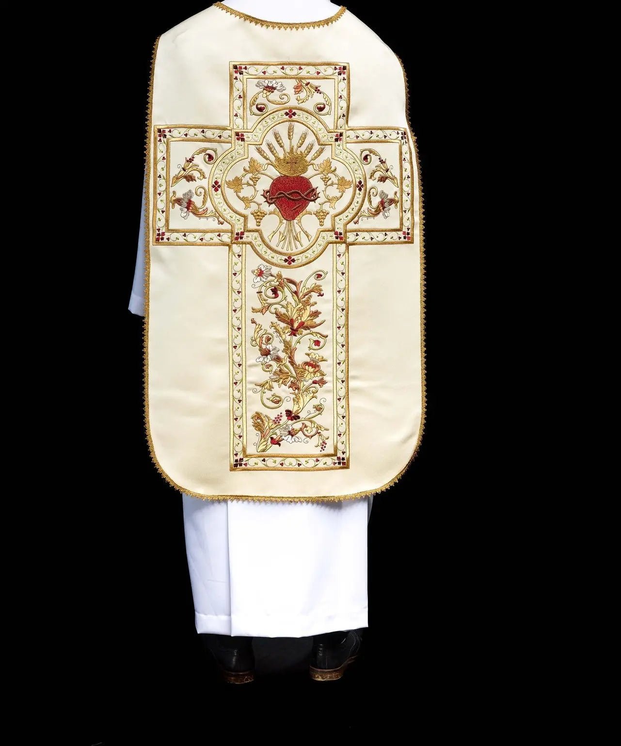 Casulla romana bordada con el Sagrado Corazón de Jesucristo