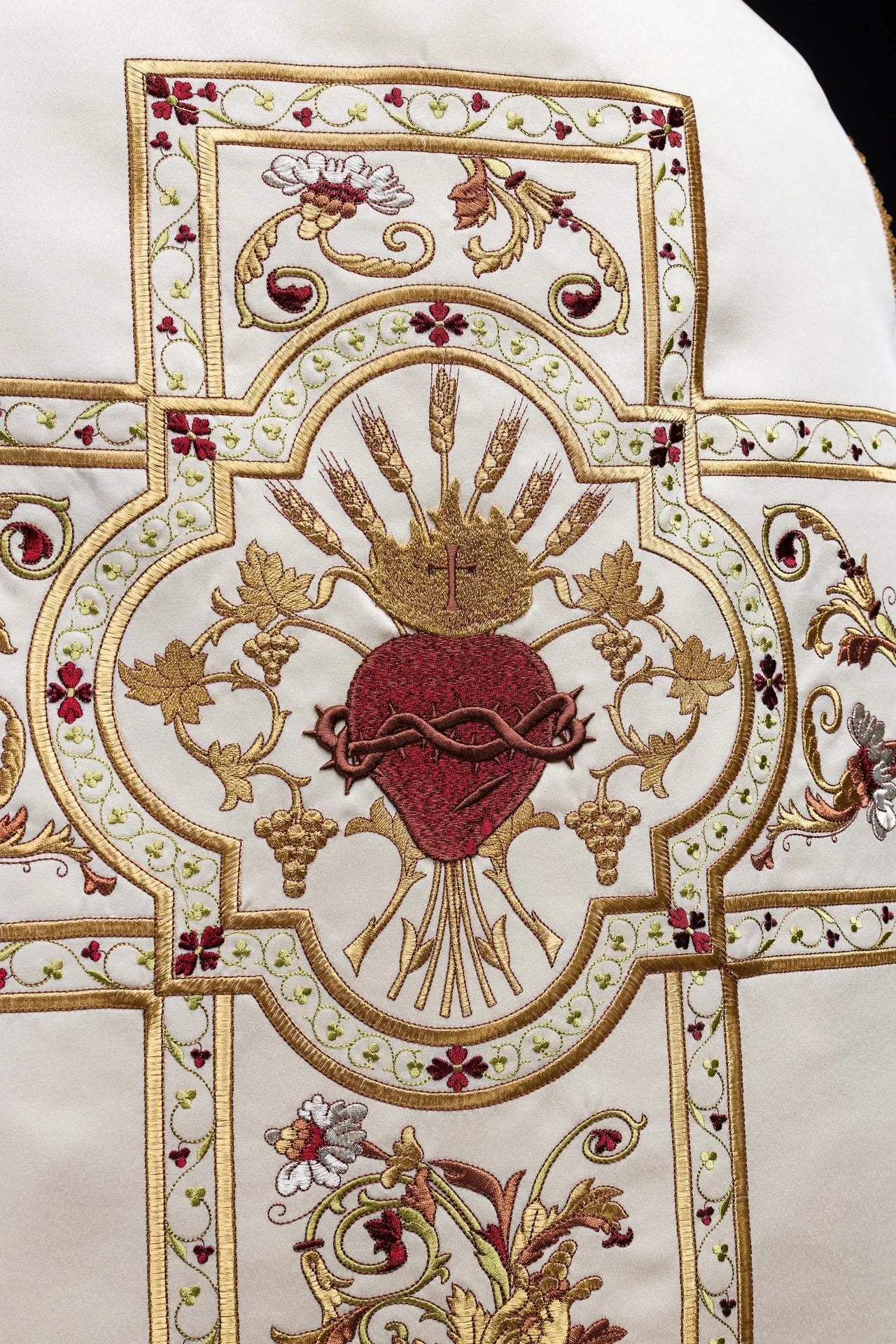 Casulla romana bordada con el Sagrado Corazón de Jesucristo