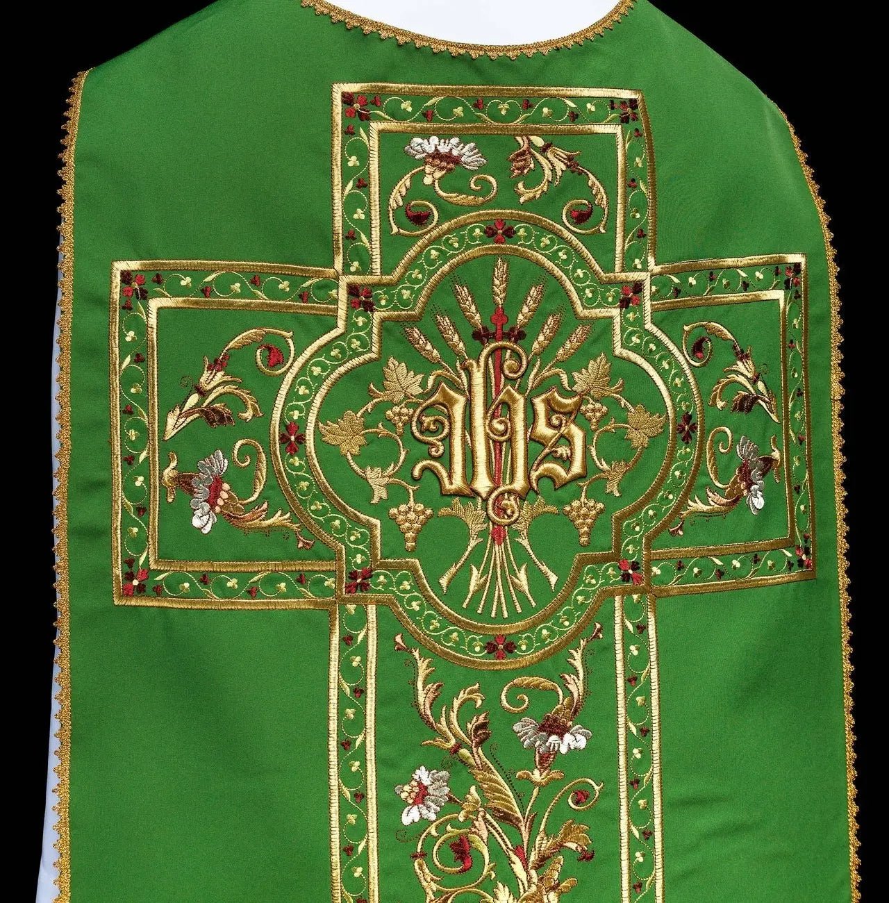 Casulla romana verde bordada con motivo IHS