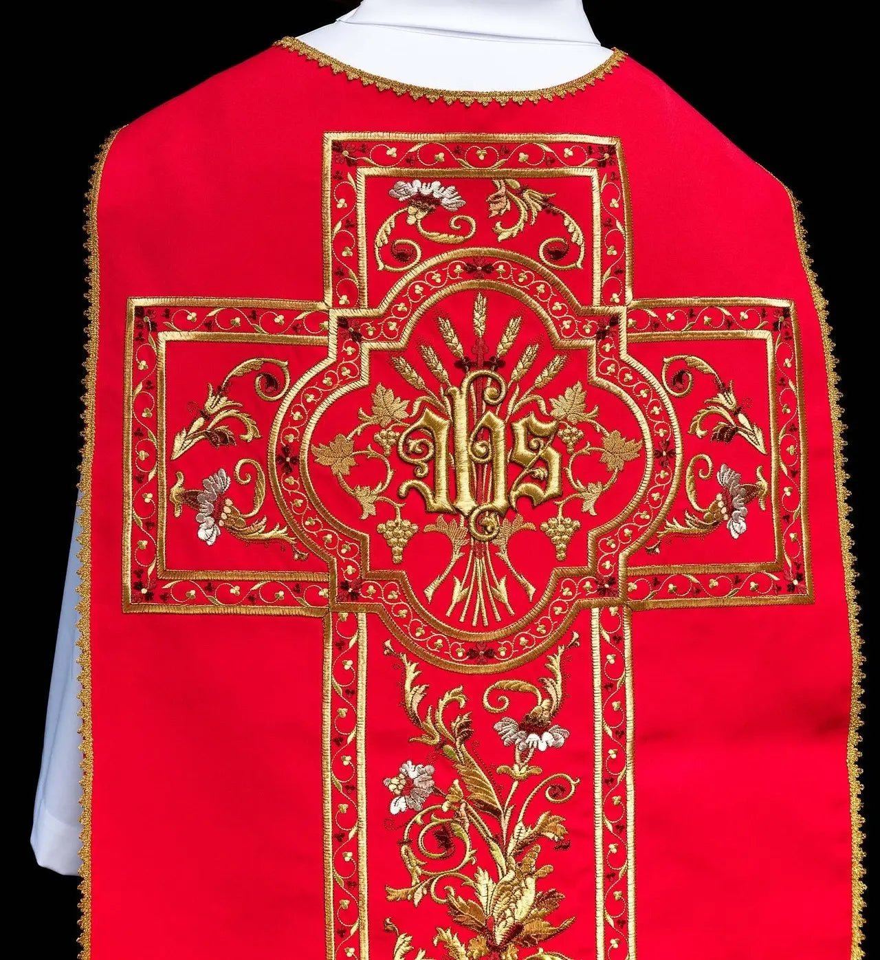 Casulla romana roja bordada con motivo IHS