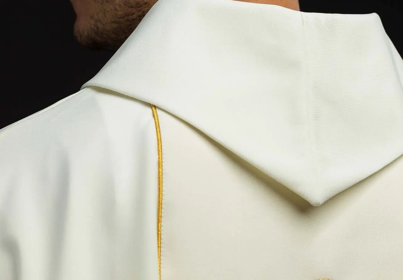 Casulla ecru con la imagen de Jesús el Buen Pastor