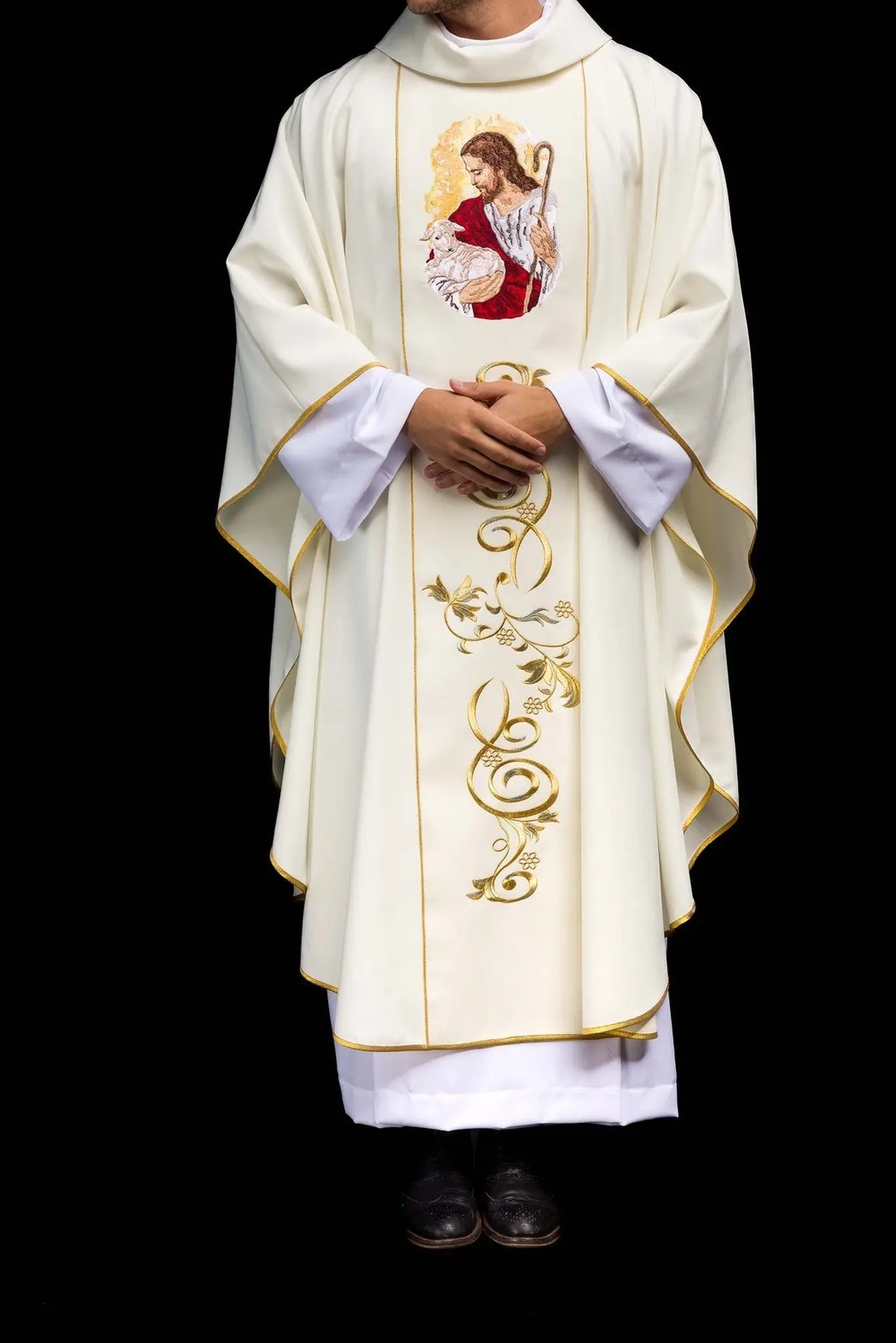 Casulla ecru con la imagen de Jesús el Buen Pastor