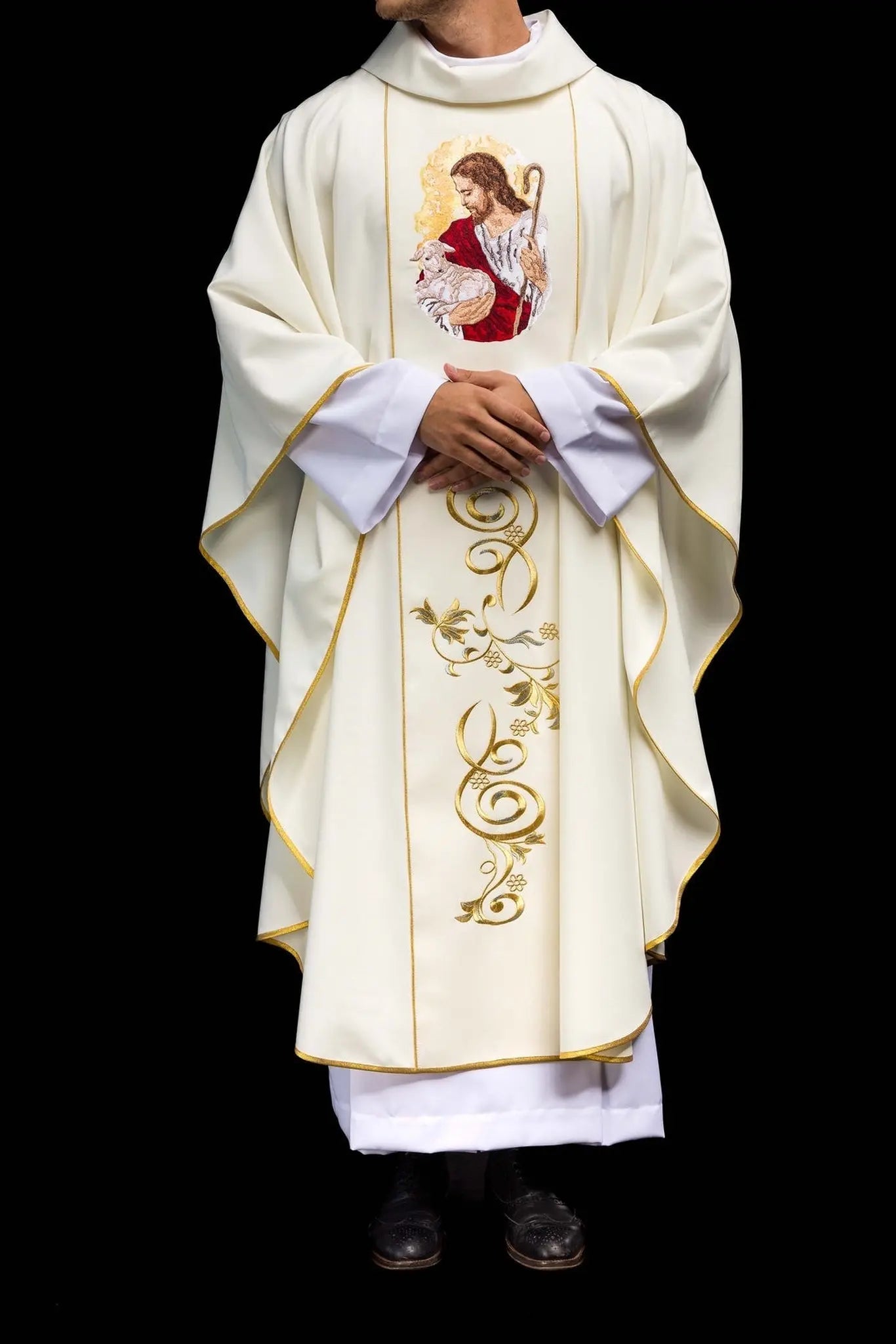 Casulla ecru con la imagen de Jesús el Buen Pastor
