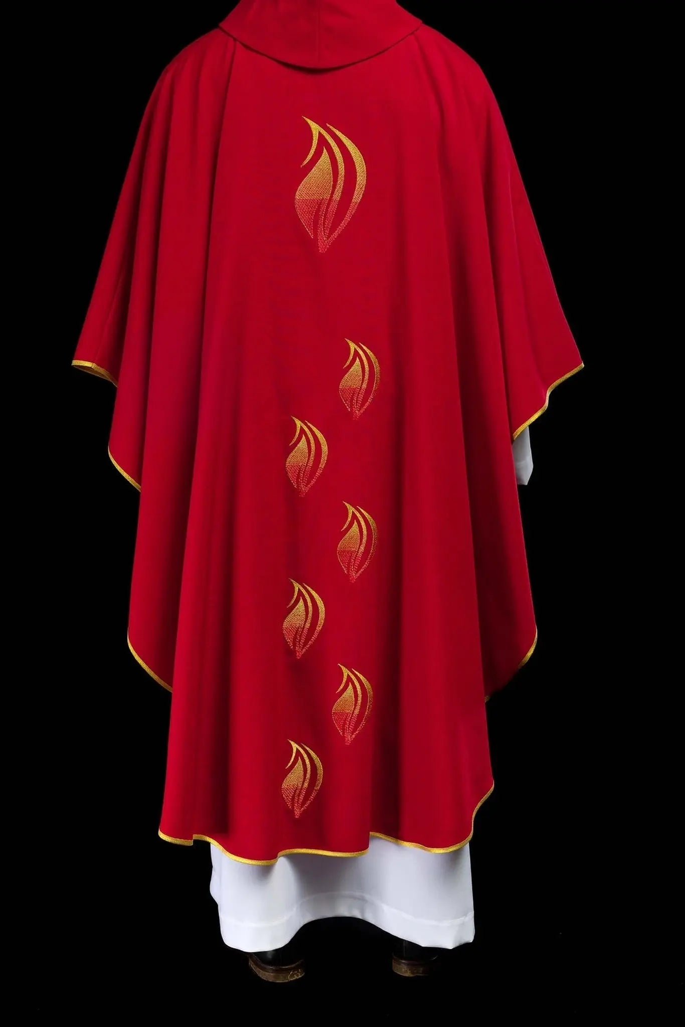 Casulla roja con bordado del Espíritu Santo