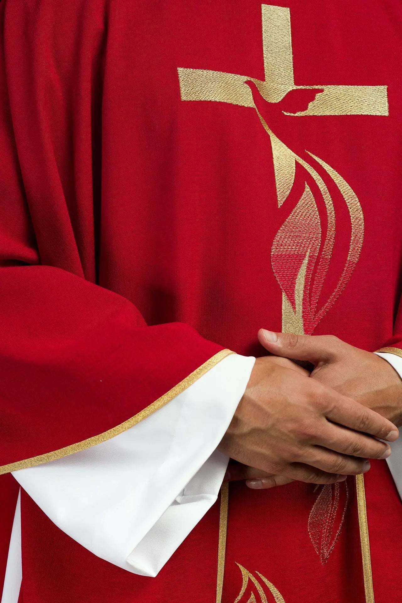 Casulla roja con bordado del Espíritu Santo
