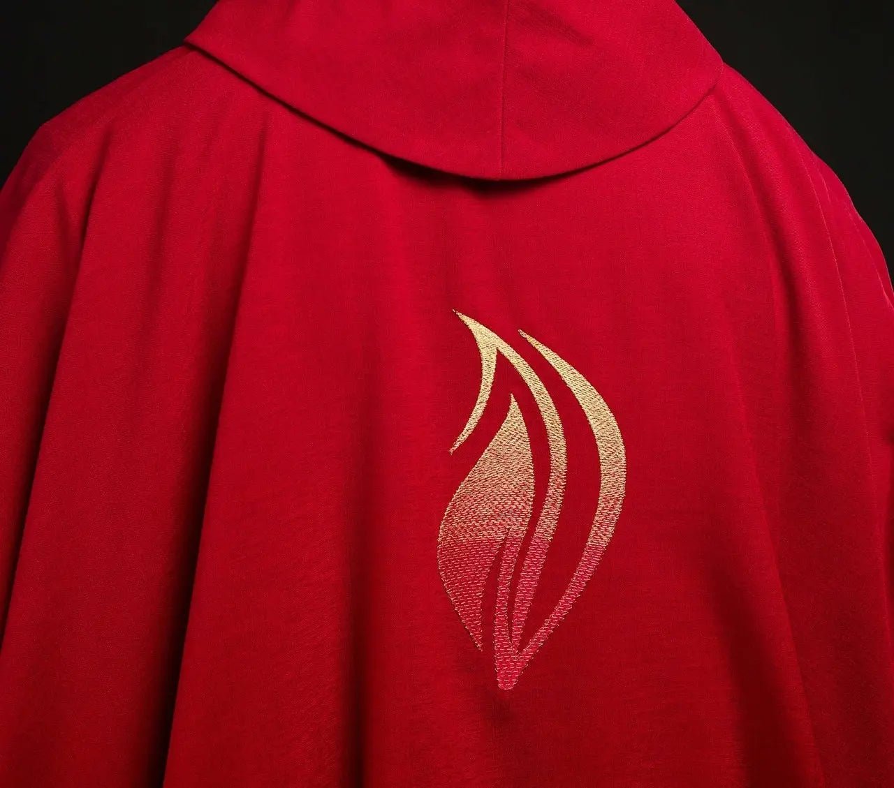 Casulla roja con bordado del Espíritu Santo