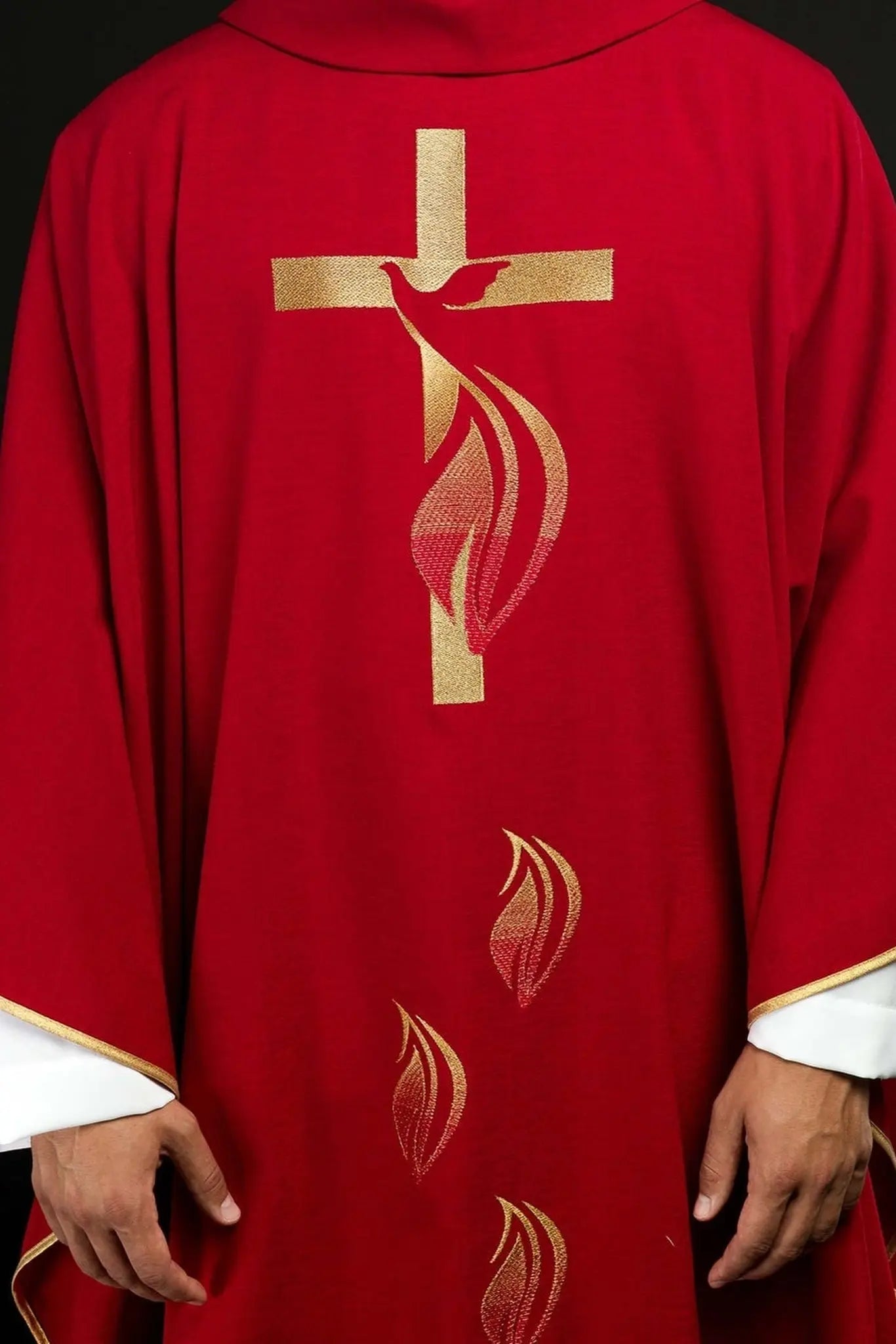 Casulla roja con bordado del Espíritu Santo