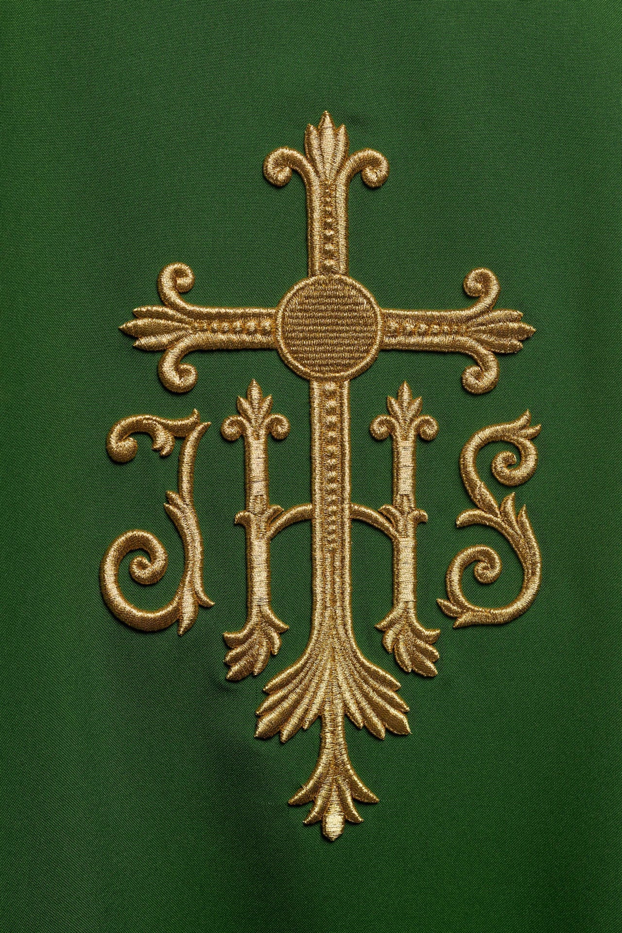 Ornat zielony z wypukłym haftem JHS - ORNATY.PL