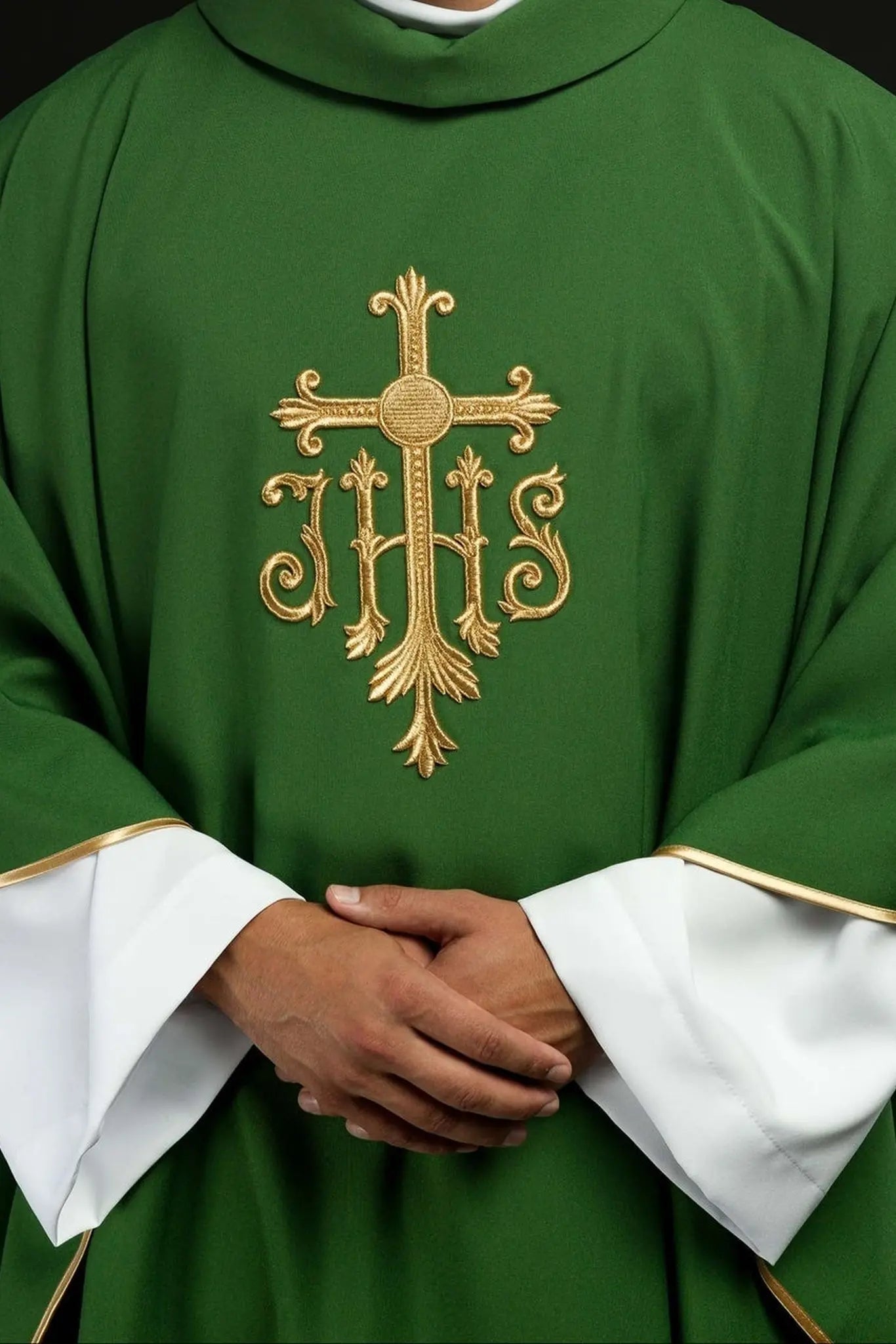 Casulla verde JHS con bordado en relieve
