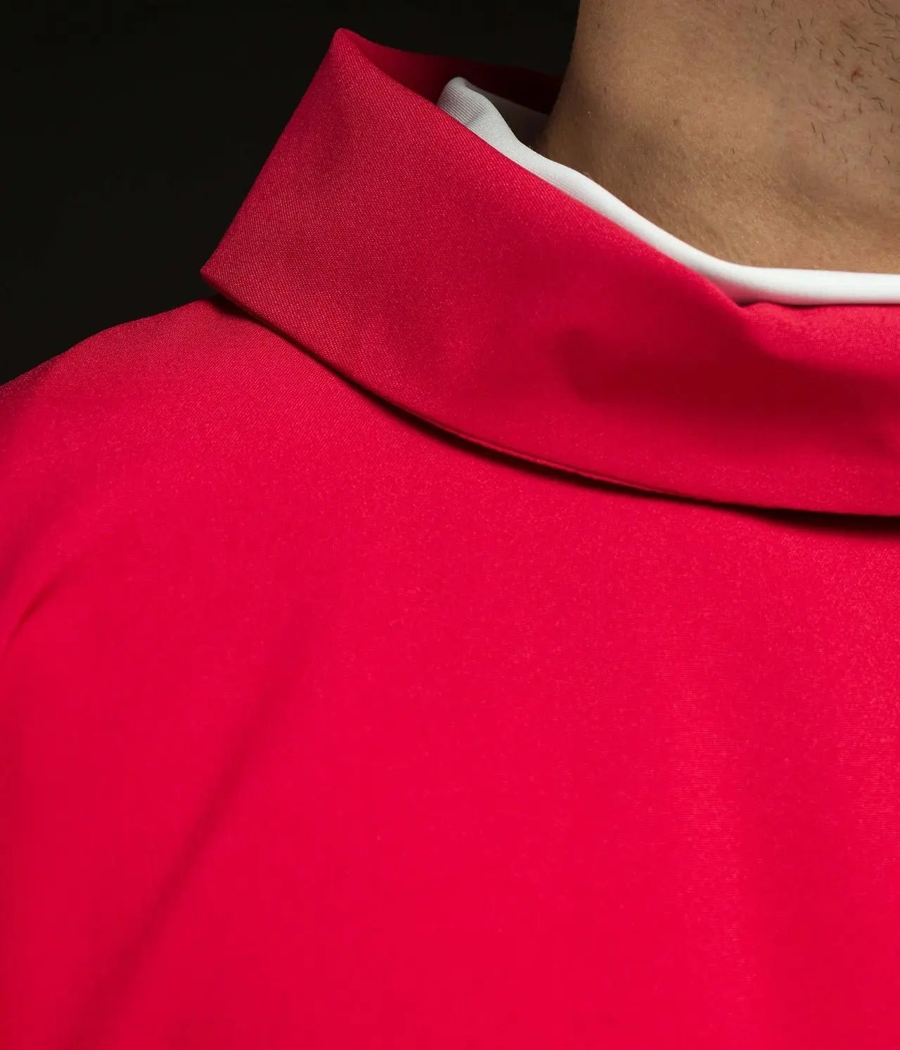 Casulla roja bordada con símbolo JHS