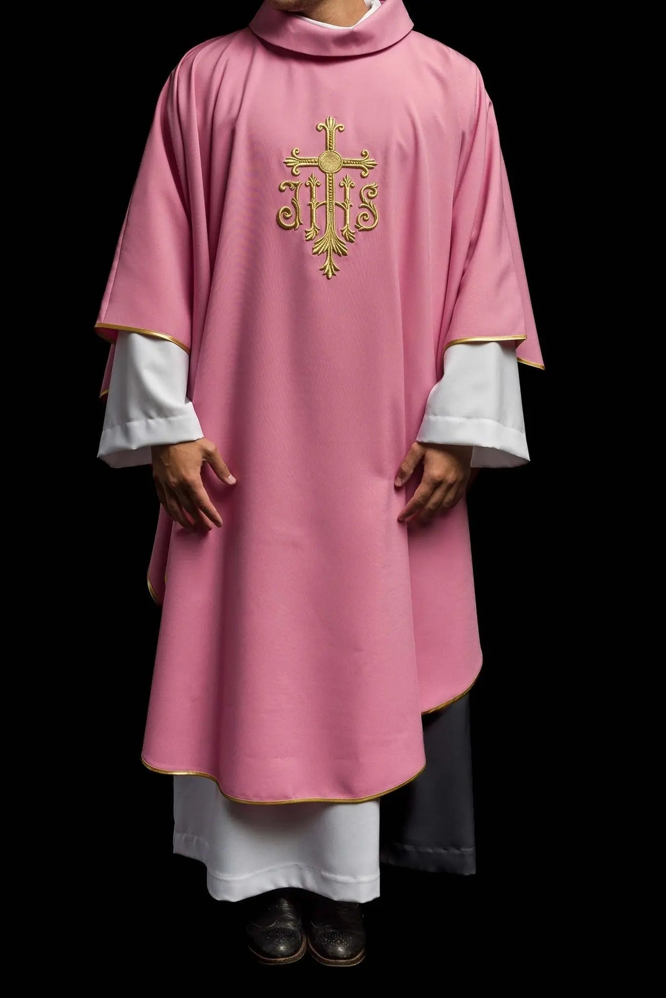 Casulla rosa JHS con bordado en relieve